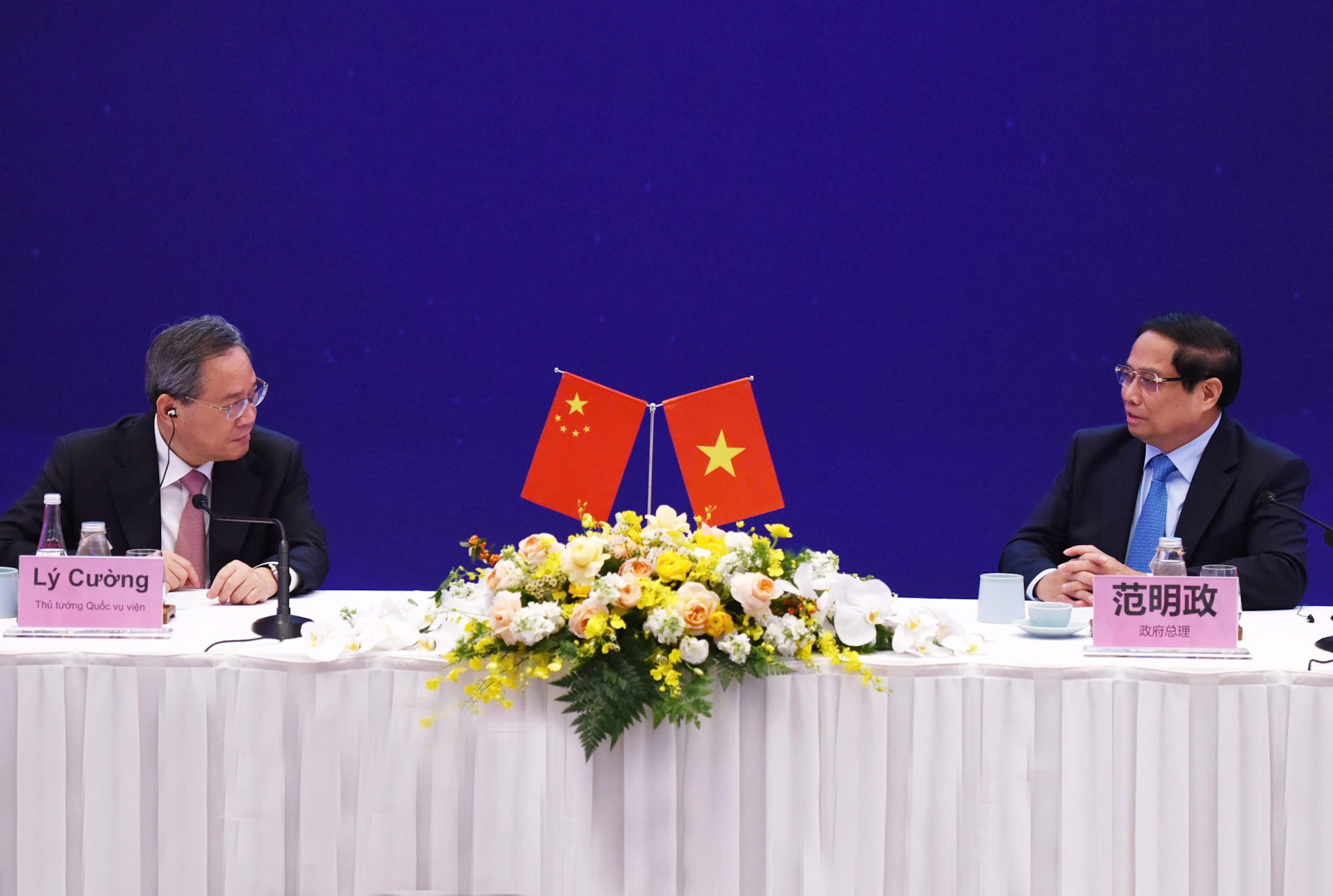 Thủ tướng Phạm Minh Chính và Thủ tướng Lý Cường tham dự tọa đàm.