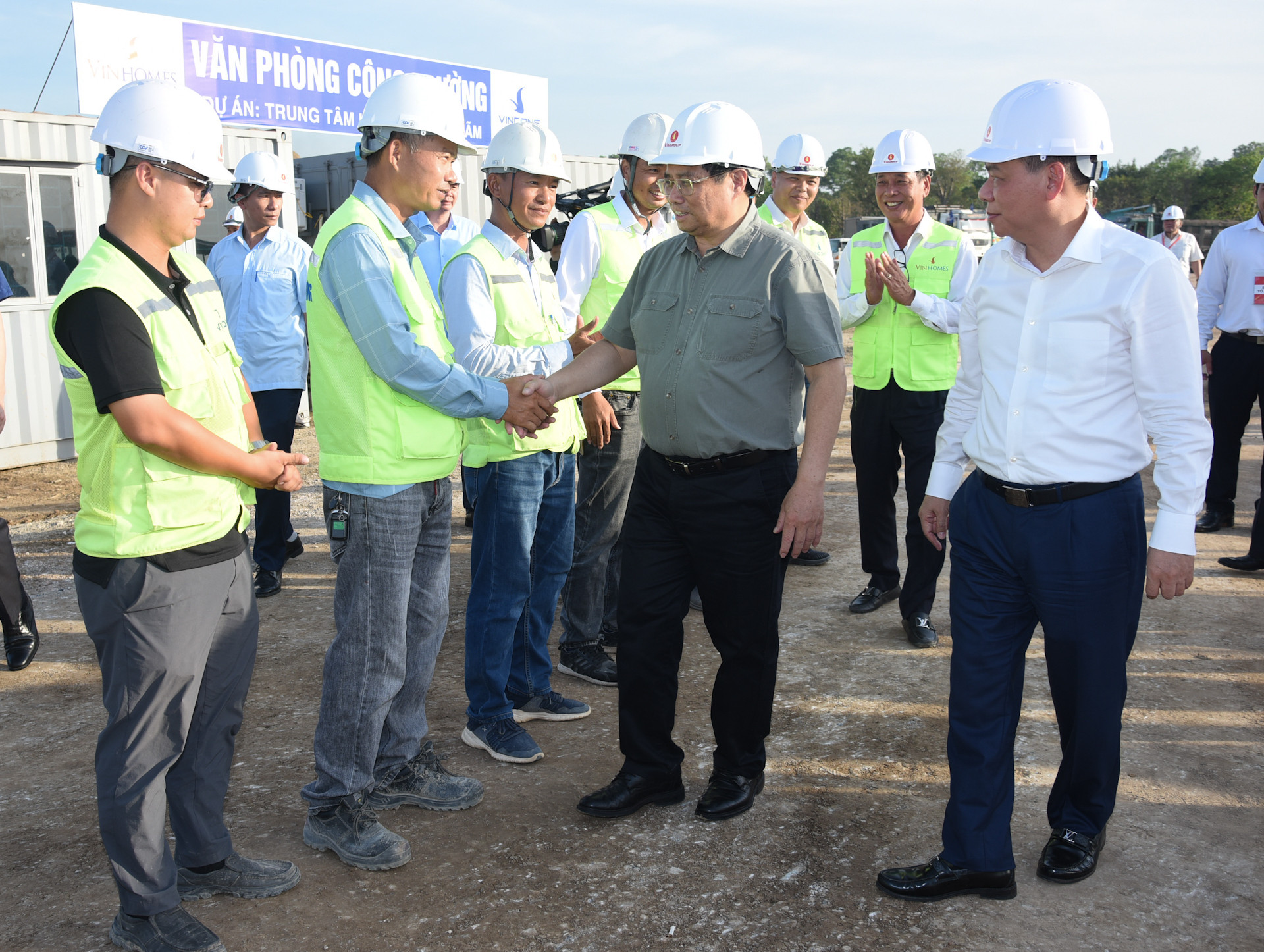 Thủ tướng động viên cán bộ, công nhân các đơn vị thi công dự án.