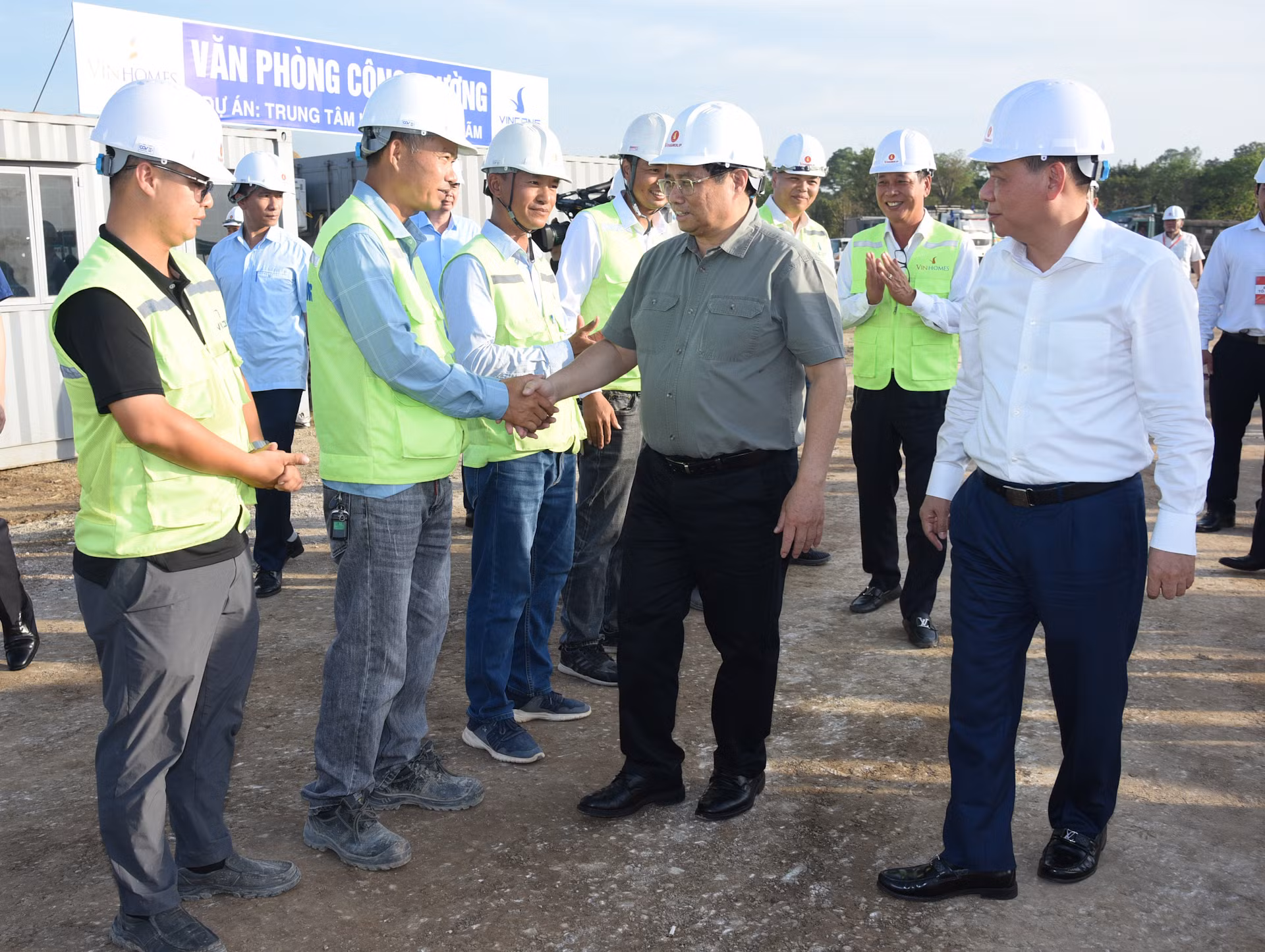 Thủ tướng động viên cán bộ, công nhân các đơn vị thi công dự án.