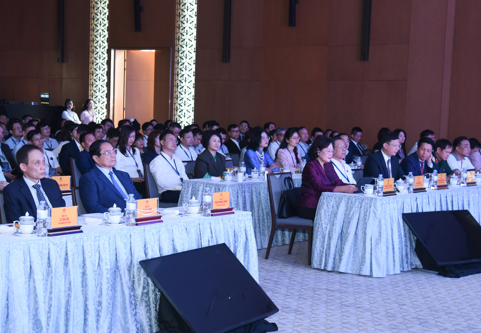 Thủ tướng Phạm Minh Chính và các đại biểu tham dự sự kiện “Chuyển đổi số ngành ngân hàng năm 2025” với chủ đề "Hệ sinh thái số thông minh trong kỷ nguyên mới".