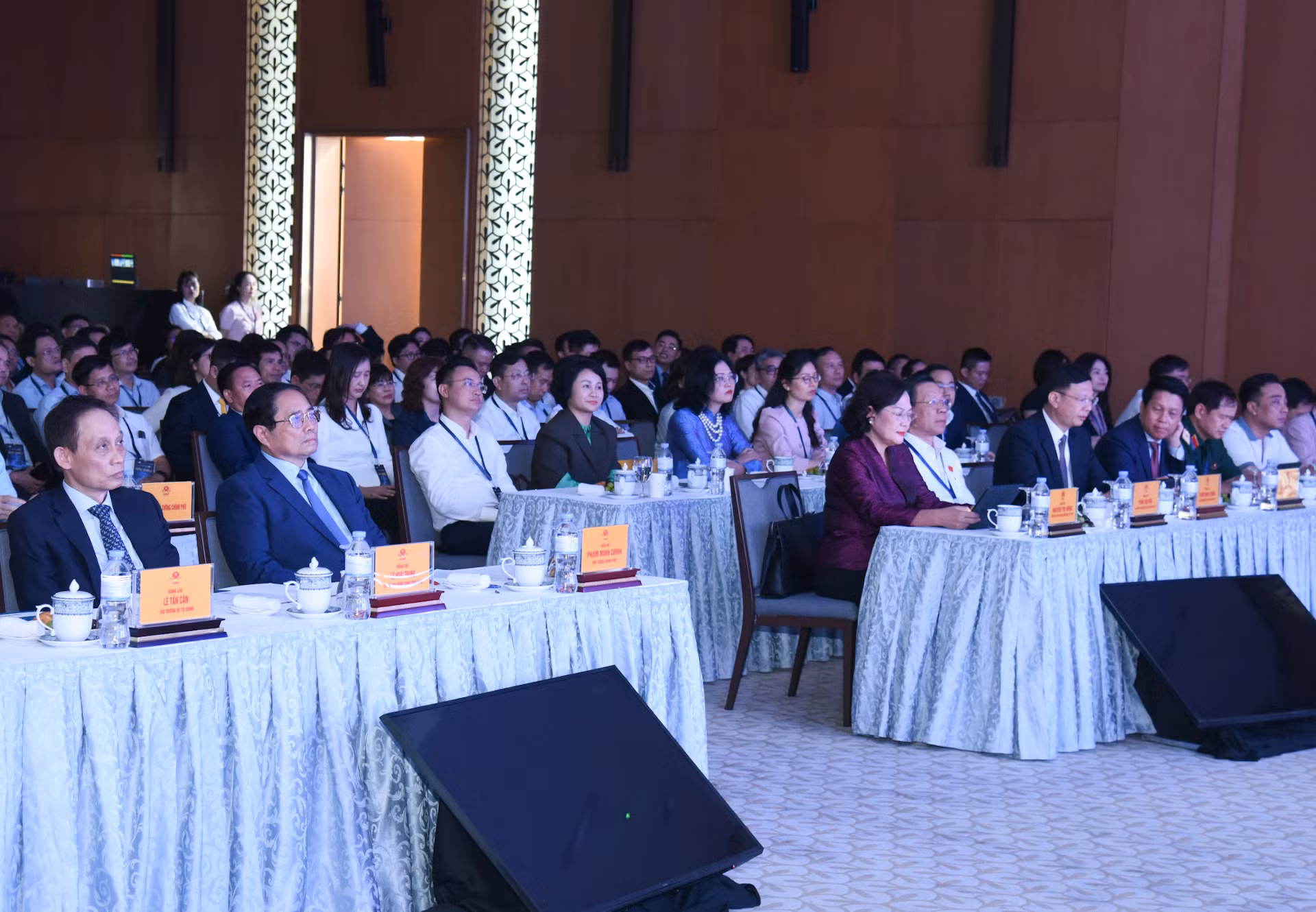 Thủ tướng Phạm Minh Chính và các đại biểu tham dự sự kiện “Chuyển đổi số ngành ngân hàng năm 2025” với chủ đề "Hệ sinh thái số thông minh trong kỷ nguyên mới".