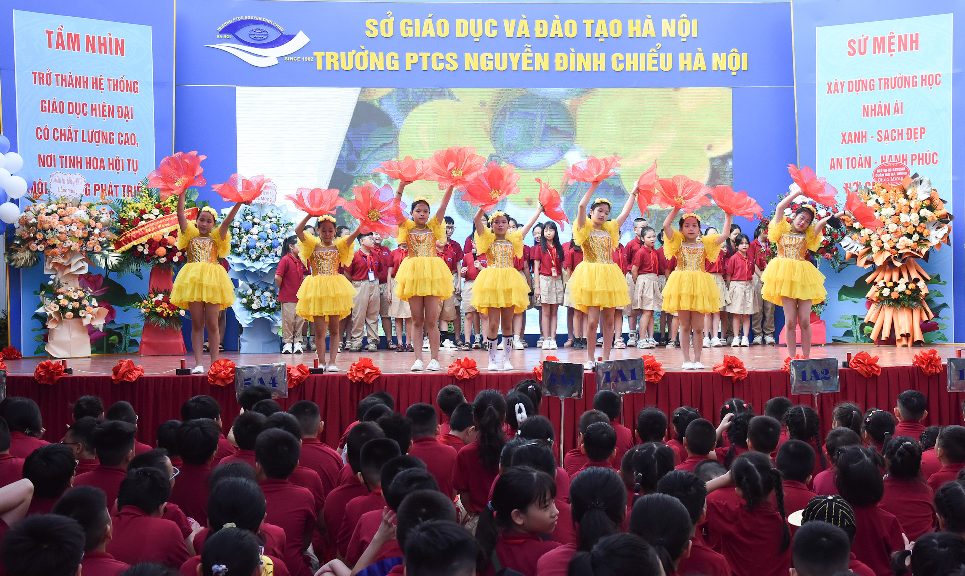 Tiết mục biểu diễn văn nghệ do các cháu học sinh Trường Phổ thông cơ sở Nguyễn Đình Chiểu thể hiện.