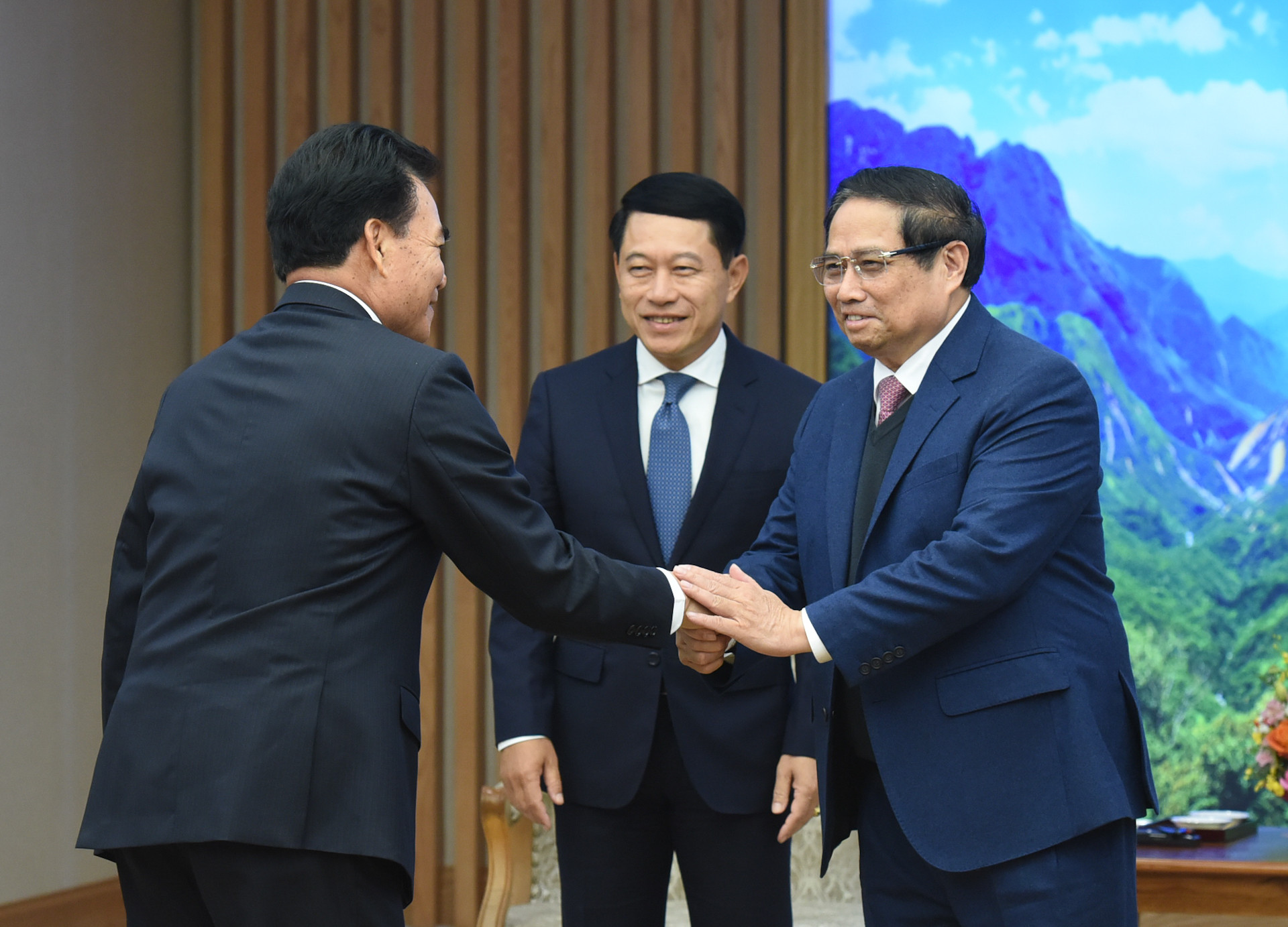 Thủ tướng Phạm Minh Chính tiếp các thành viên đi cùng đoàn với Phó Thủ tướng Lào Saleumxay Kommasith.