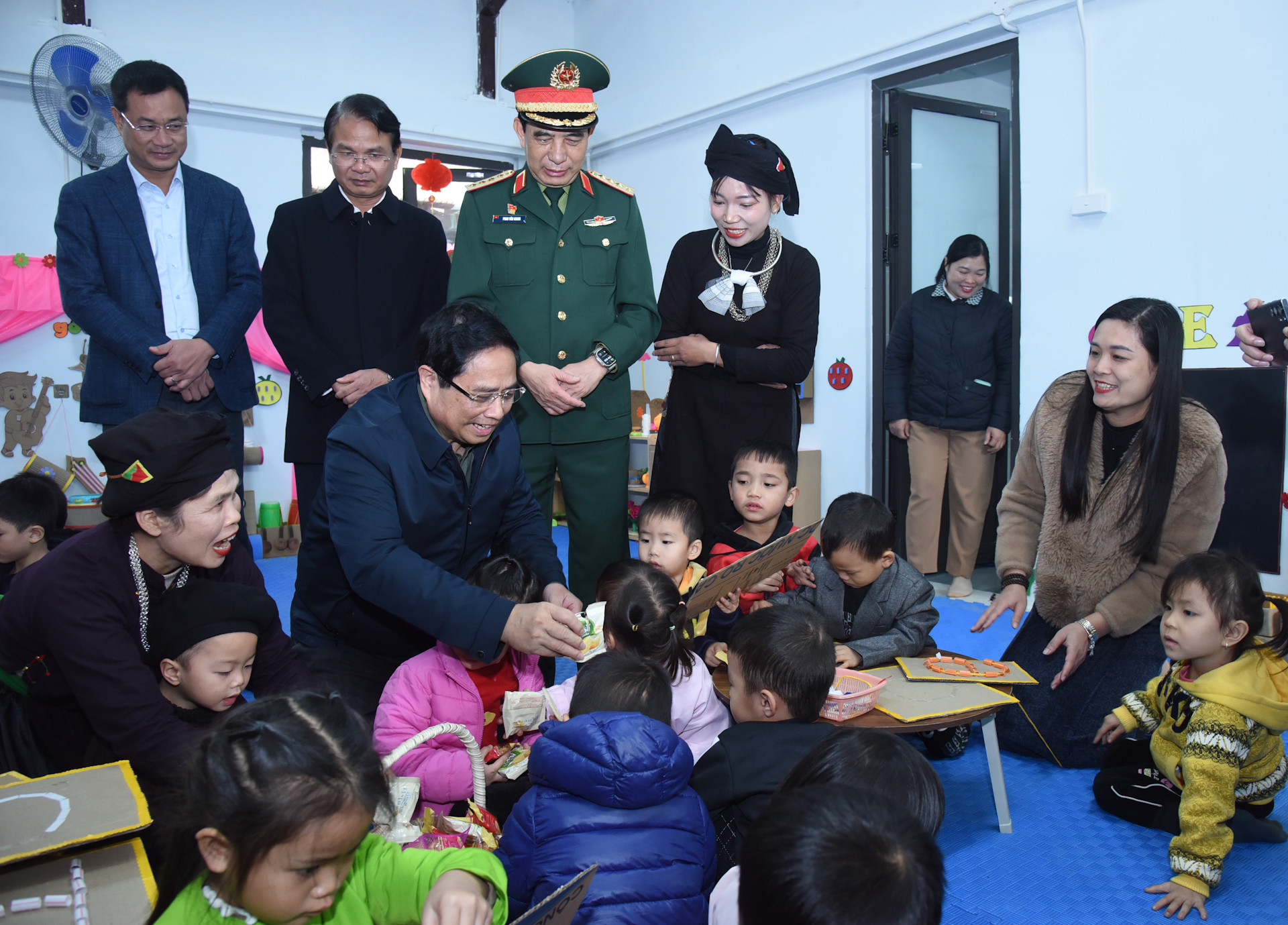 Thủ tướng Phạm Minh Chính thăm nhà trẻ thôn Làng Nủ, xã Phúc Khánh, huyện Bảo Yên.