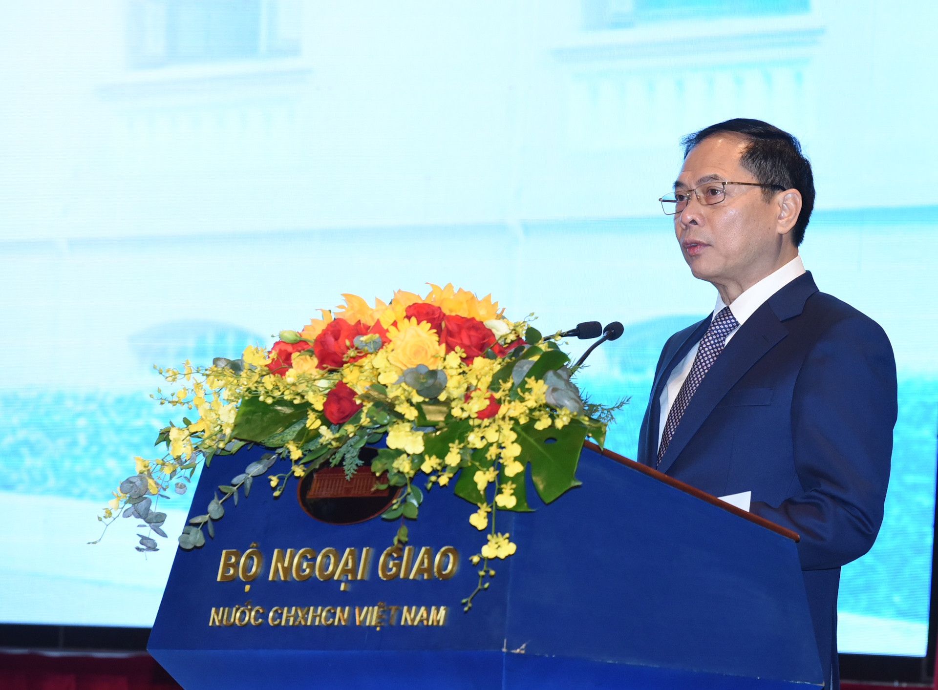 Phó Thủ tướng, Bộ trưởng Ngoại giao Bùi Thanh Sơn phát biểu khai mạc hội nghị. Phó Thủ tướng, Bộ trưởng Ngoại giao Bùi Thanh Sơn phát biểu khai mạc hội nghị.