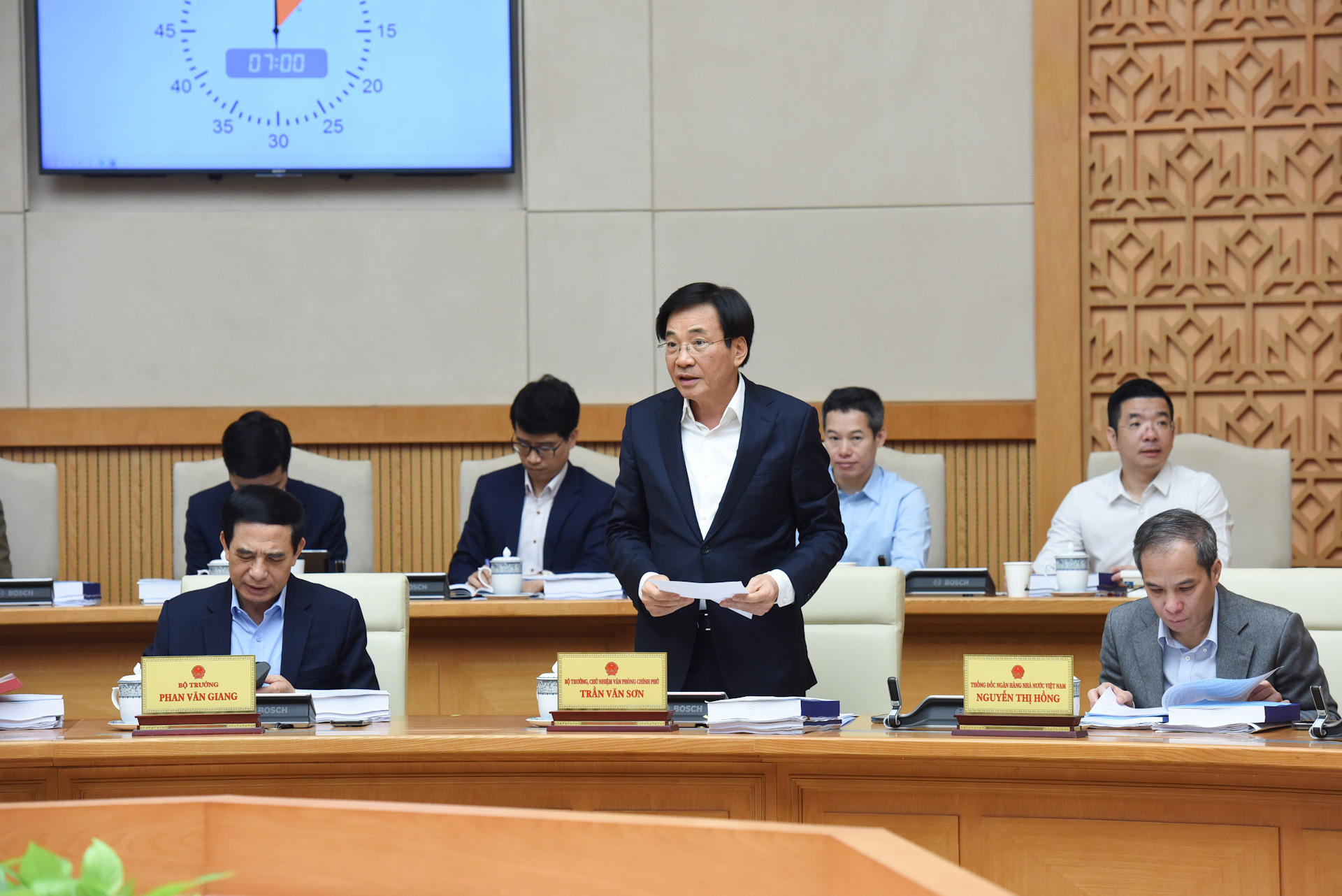 Bộ trưởng, Chủ nhiệm Văn phòng Chính phủ Trần Văn Sơn phát biểu ý kiến tại phiên họp.