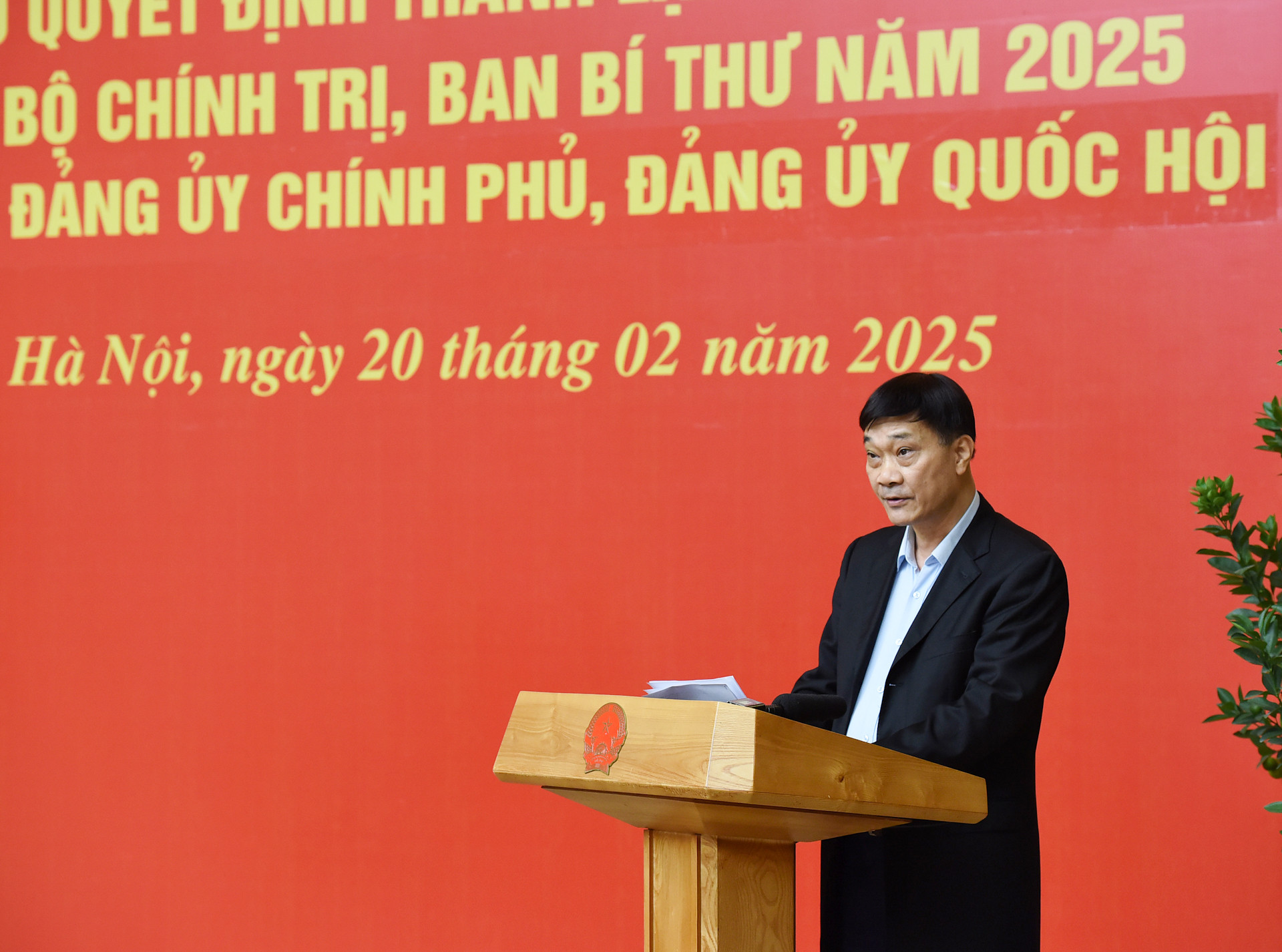 Phó Chủ tịch Quốc hội Vũ Hồng Thanh phát biểu. Phó Chủ tịch Quốc hội Vũ Hồng Thanh phát biểu.