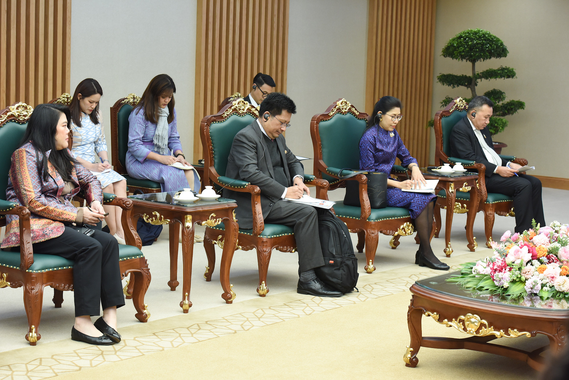 Các thành viên đi cùng Bộ trưởng Ngoại giao Thái Lan Maris Sangiampongsa tham dự buổi tiếp.