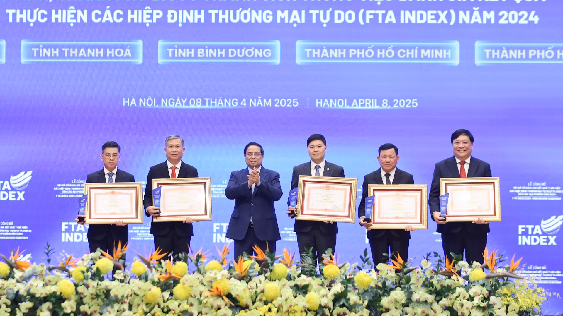 Thủ tướng Phạm Minh Chính trao Bằng khen tặng các tỉnh, thành phố có thành tích trong việc đánh giá kết quả thực hiện các hiệp định thương mại tự do năm 2024.
