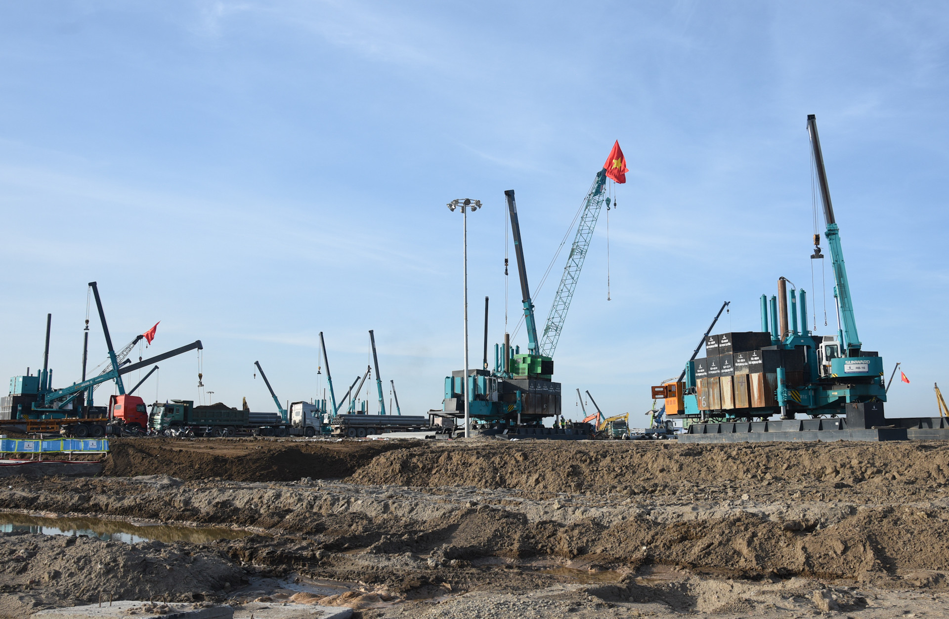 Công trường thi công dự án Trung tâm Hội chợ Triển lãm quốc gia tại huyện Đông Anh, Hà Nội.