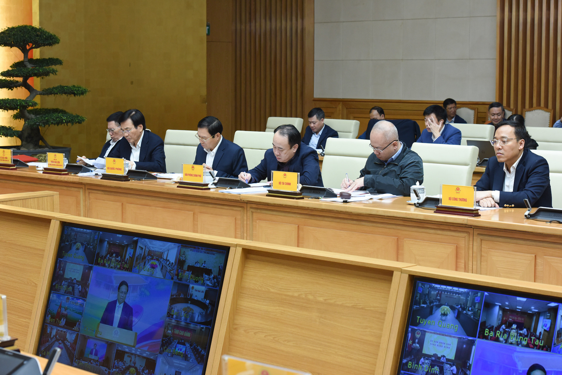 Đại diện lãnh đạo các ban, bộ, ngành tham dự cuộc họp.