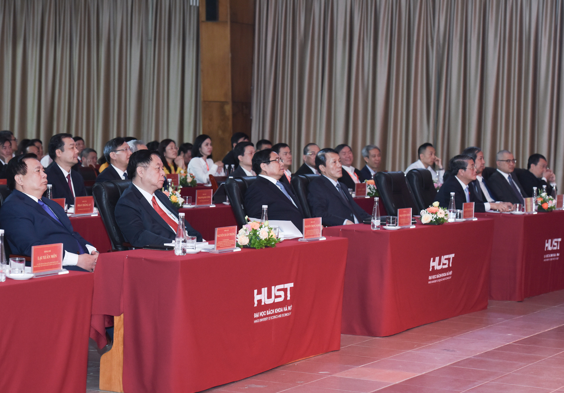 Thủ tướng Phạm Minh Chính với các đại biểu tham dự Lễ phát động Phong trào “Bình dân học vụ số”.