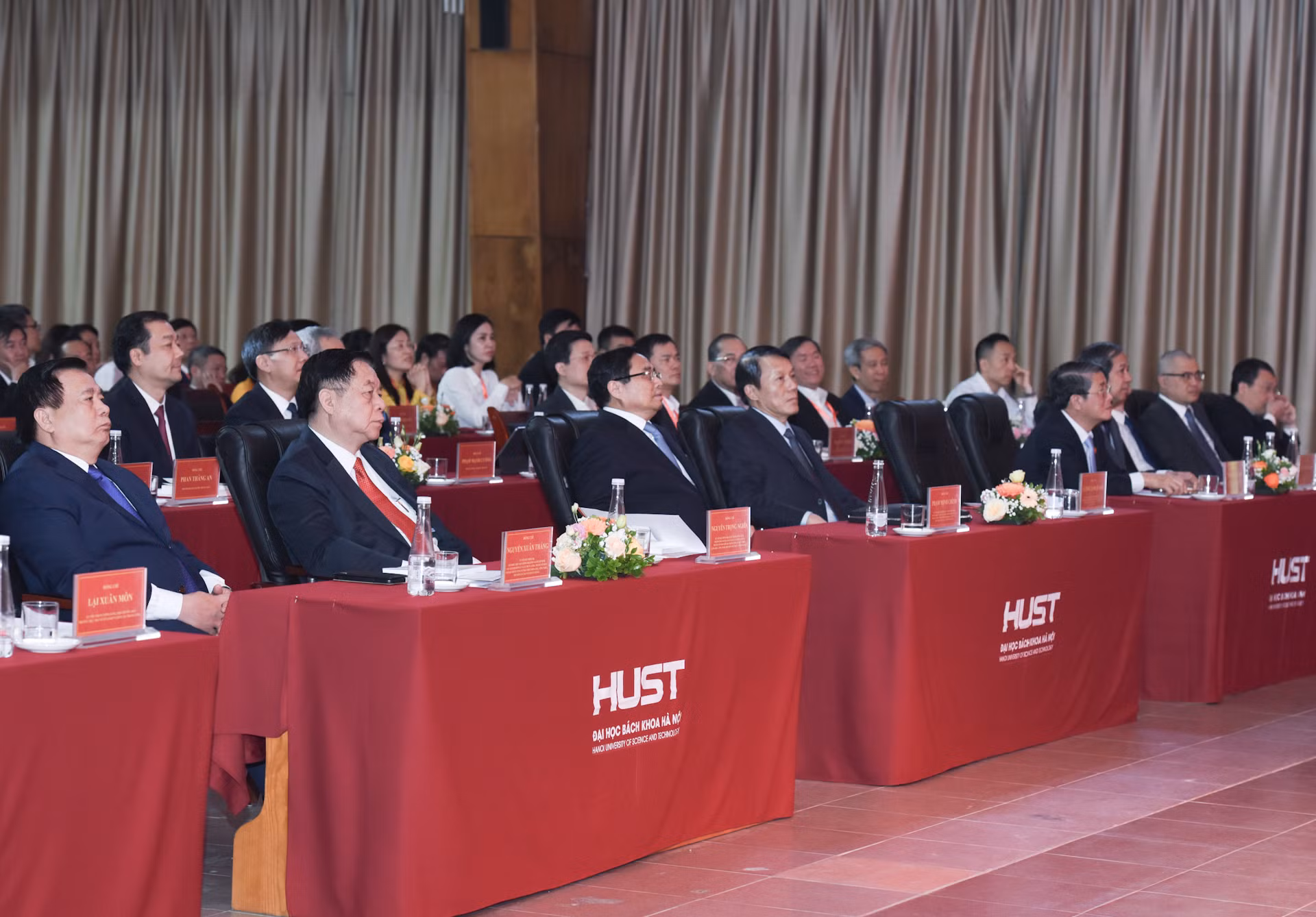 Thủ tướng Phạm Minh Chính với các đại biểu tham dự Lễ phát động Phong trào “Bình dân học vụ số”.