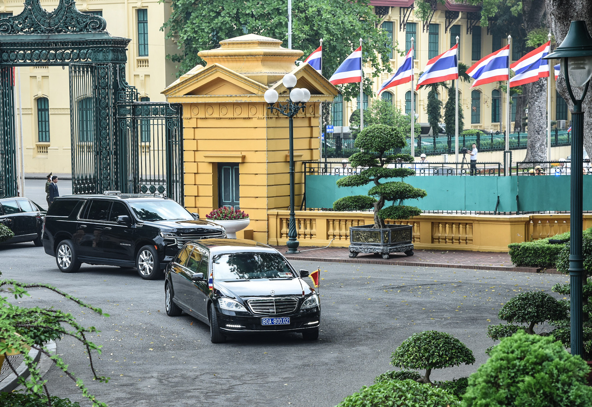 Đoàn xe đưa Thủ tướng Vương quốc Thái Lan Paetongtarn Shinawatra đến Phủ Chủ tịch.