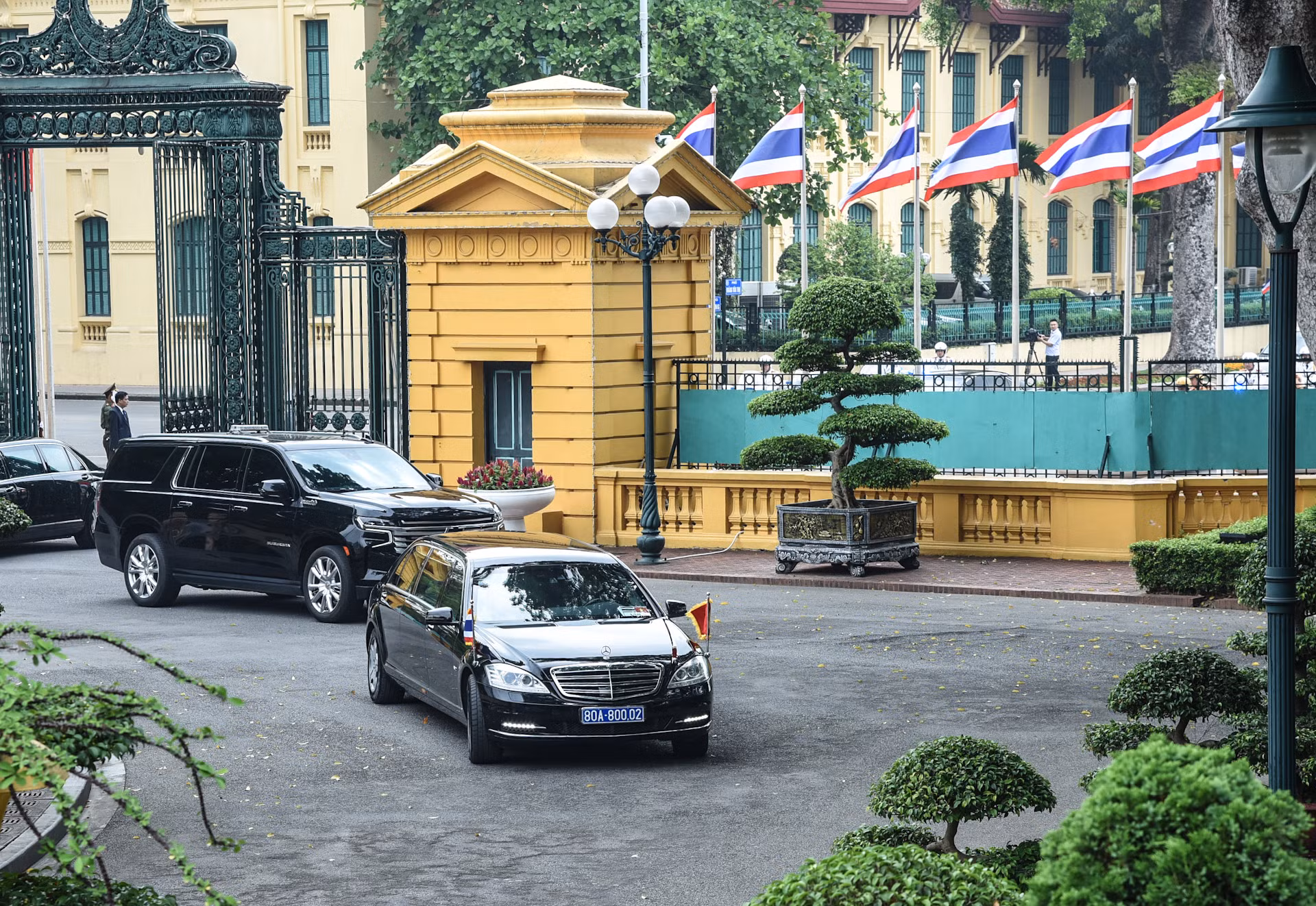 Đoàn xe đưa Thủ tướng Vương quốc Thái Lan Paetongtarn Shinawatra đến Phủ Chủ tịch.