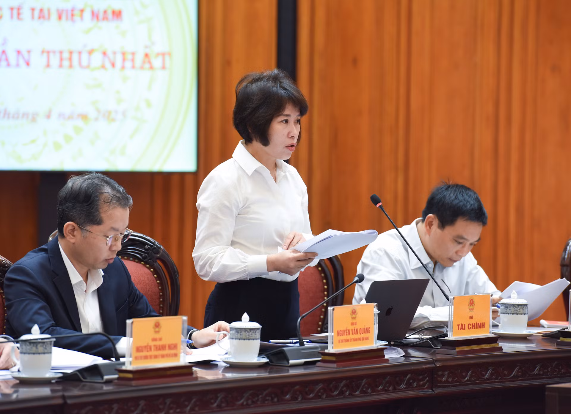 Thứ trưởng Tài chính Nguyễn Thị Bích Ngọc phát biểu.