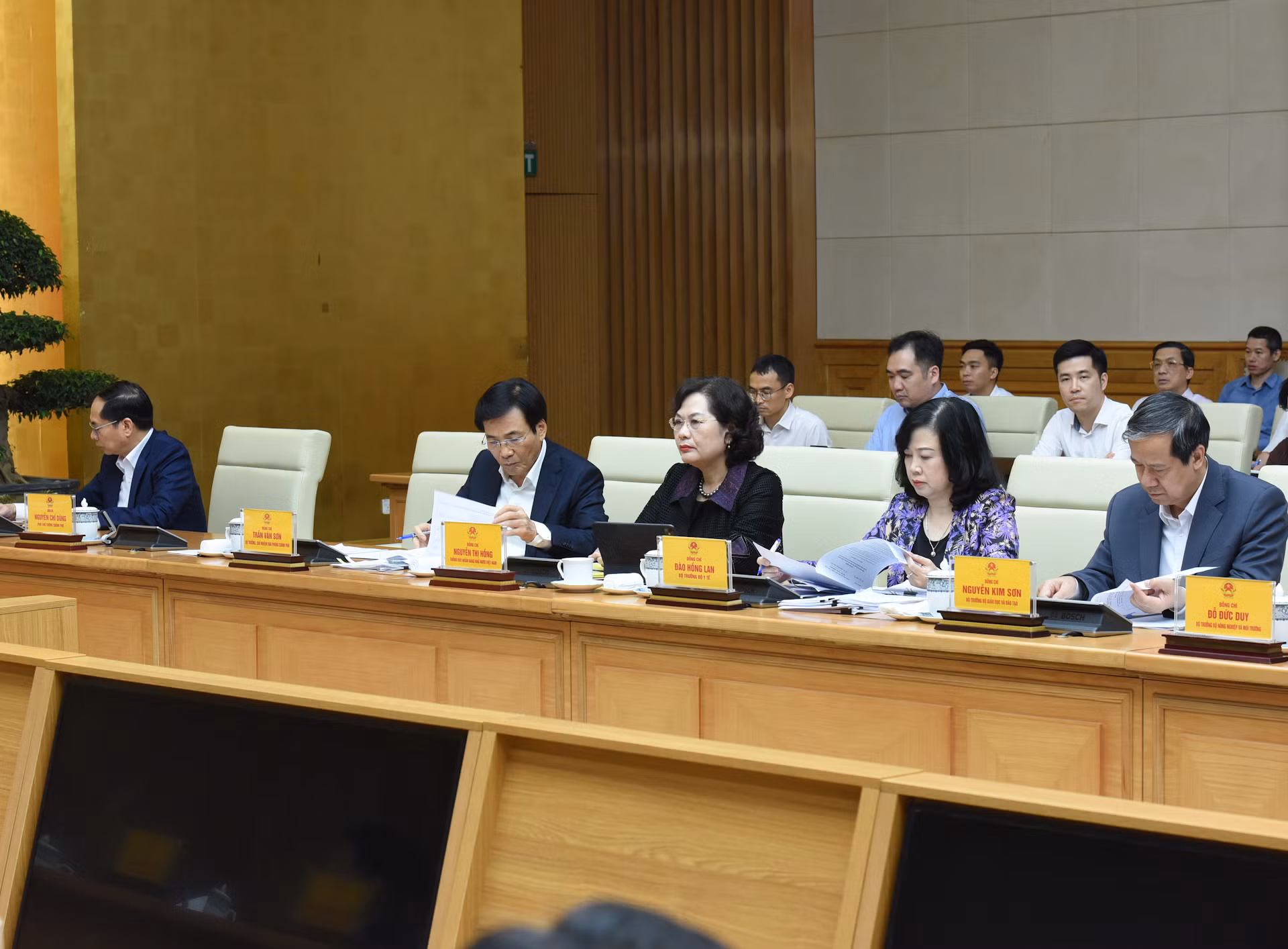 Các đồng chí Phó Thủ tướng và lãnh đạo các bộ tham dự hội nghị.