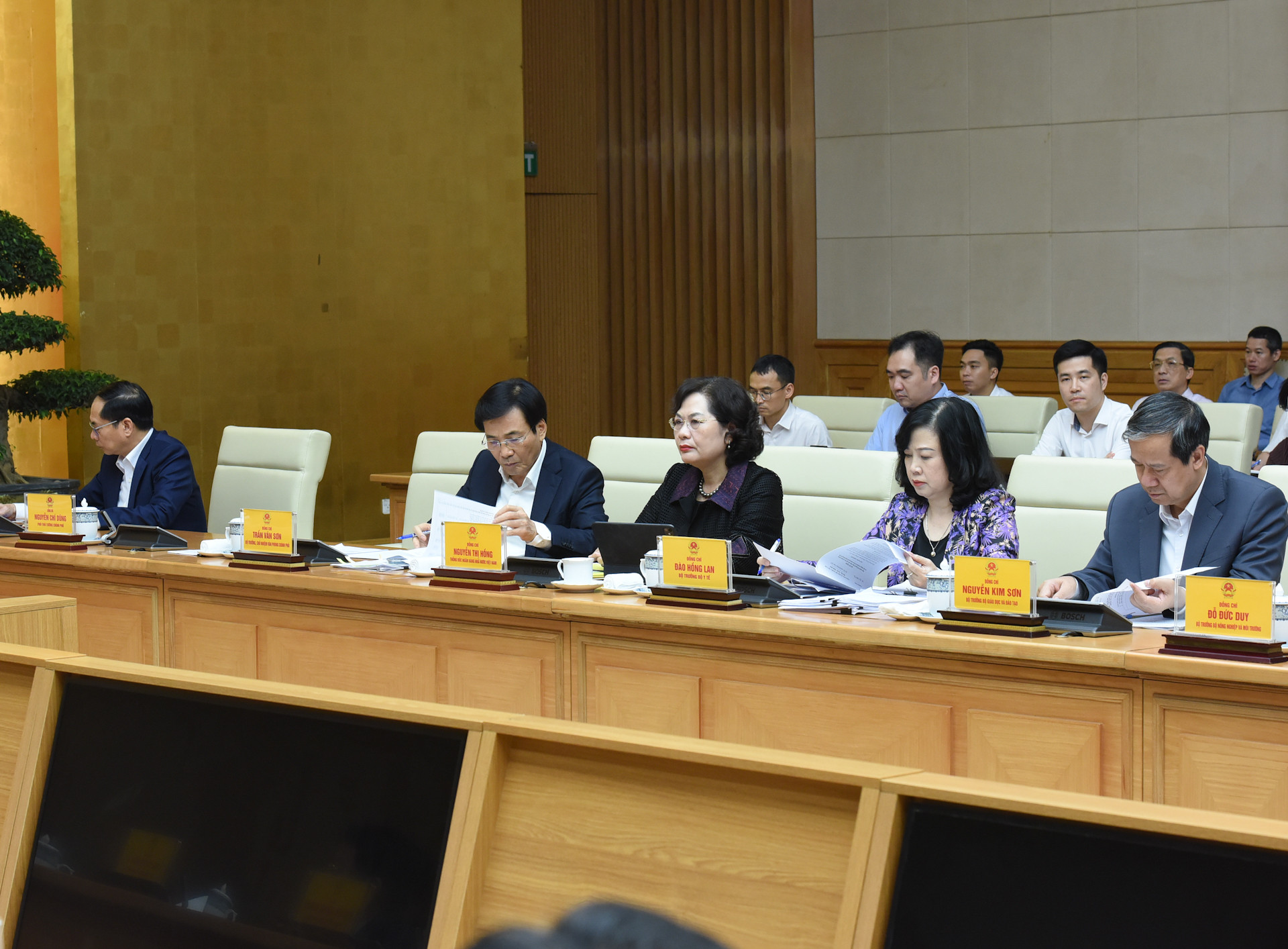 Các đồng chí Phó Thủ tướng và lãnh đạo các bộ tham dự hội nghị.