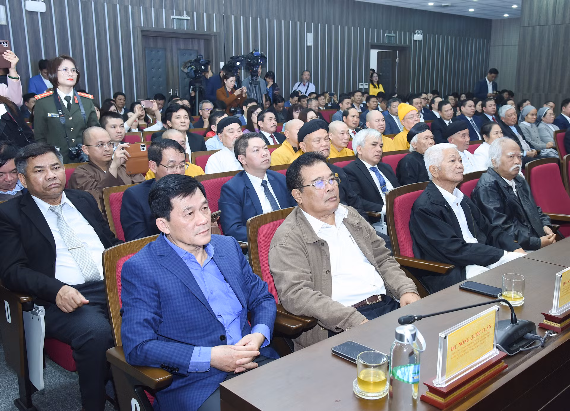 Các đại biểu tham dự buổi lễ. Các đại biểu tham dự buổi lễ.