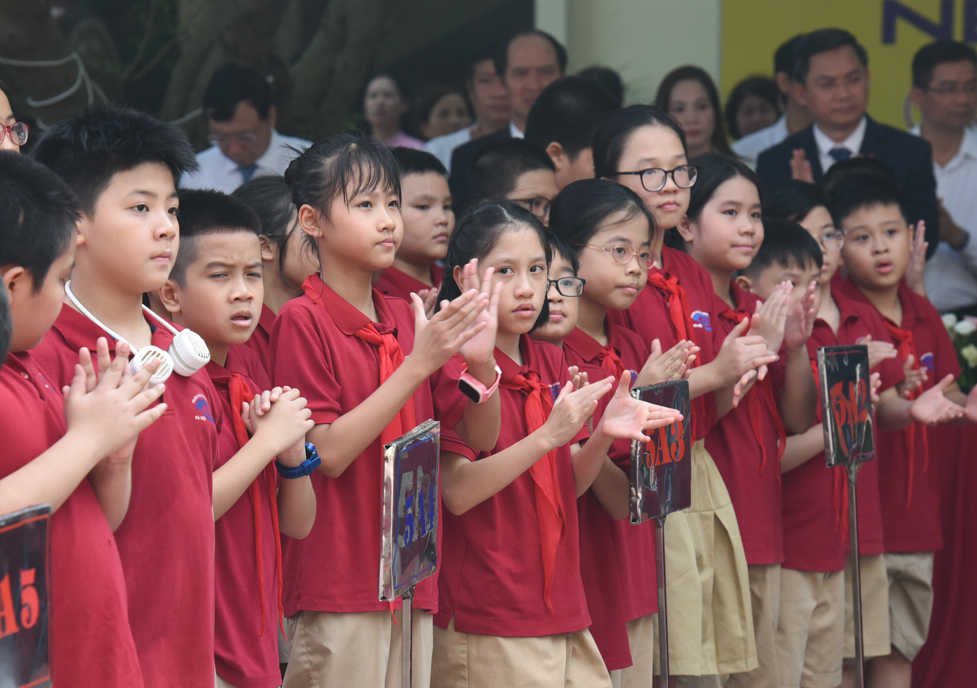 Học sinh Trường Phổ thông cơ sở Nguyễn Đình Chiểu hân hoan bước vào năm học mới.