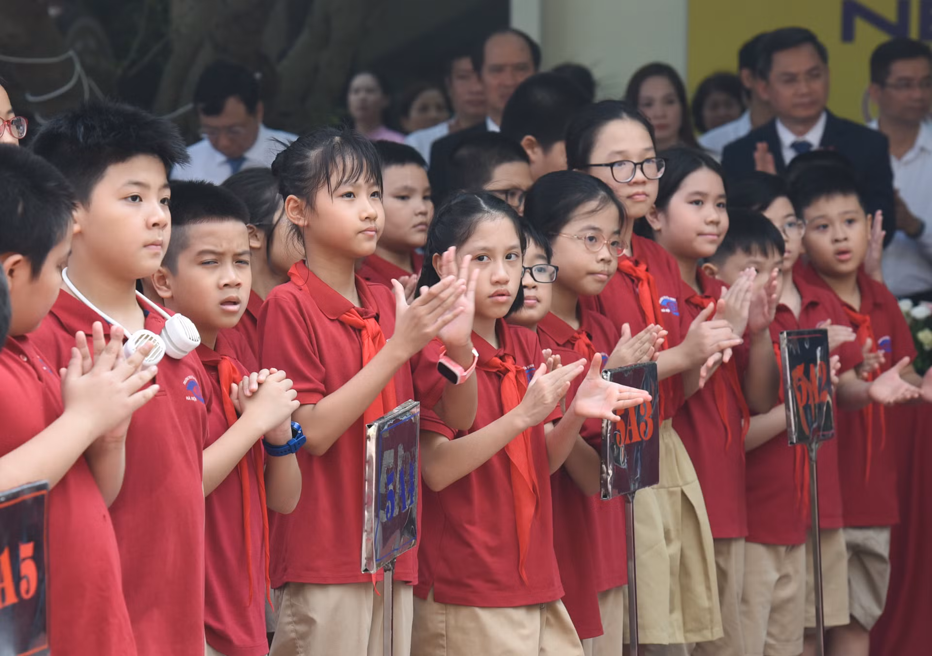Học sinh Trường Phổ thông cơ sở Nguyễn Đình Chiểu hân hoan bước vào năm học mới.