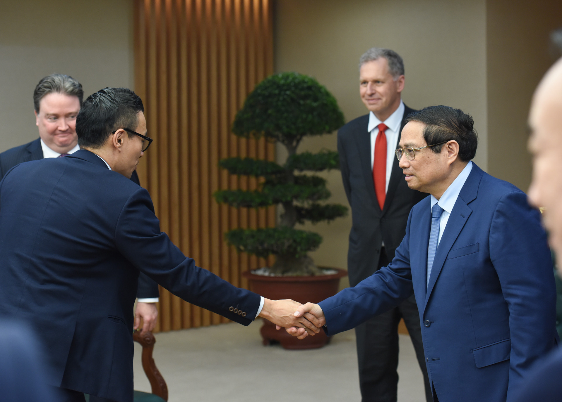 Thủ tướng Phạm Minh Chính đón các thành viên đi cùng ông Steven Kobos, Chủ tịch kiêm Giám đốc điều hành Tập đoàn Excelerate Energy (Hoa Kỳ).