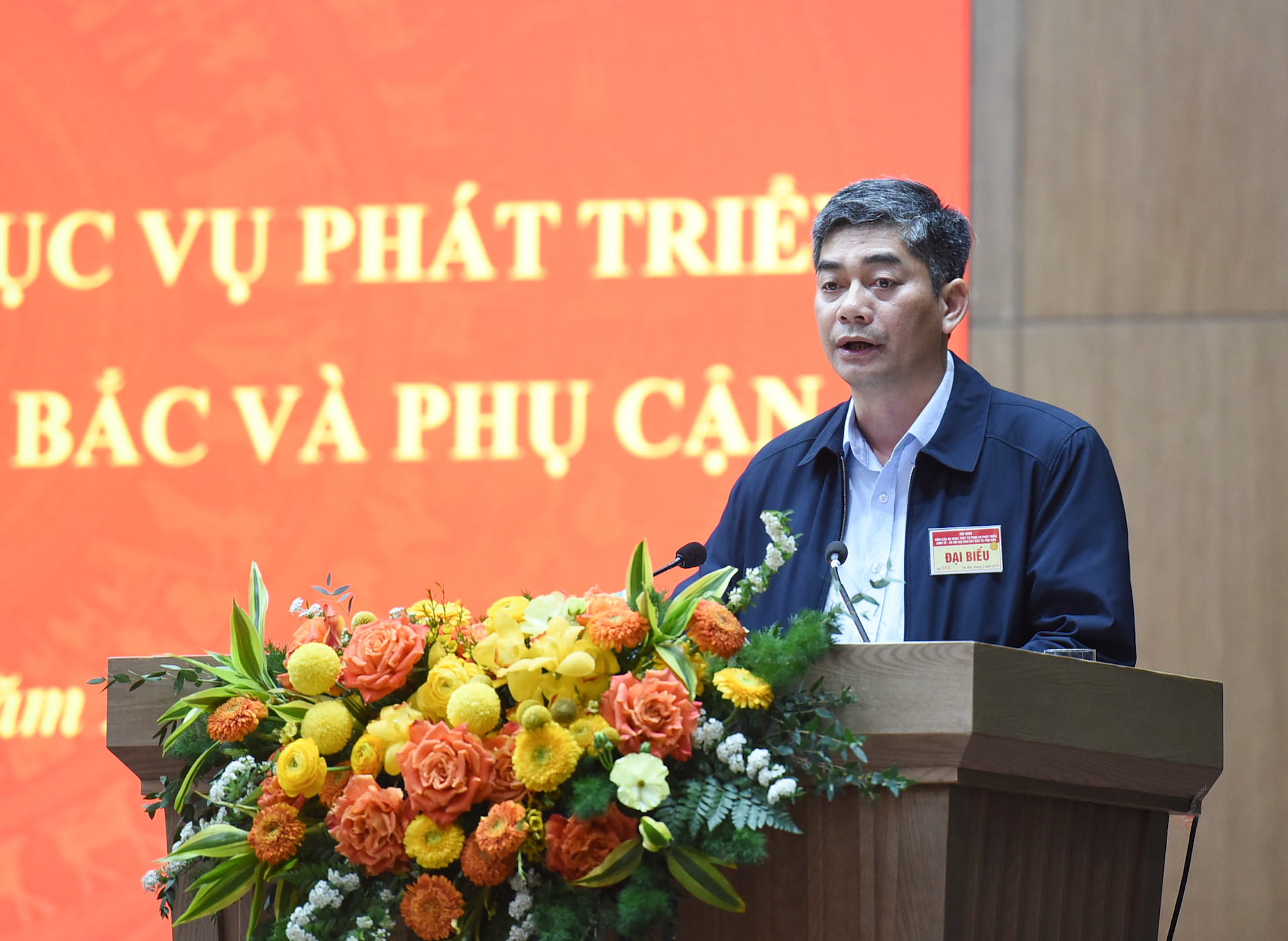 Thứ trưởng Dân tộc và Tôn giáo Y Vinh Tơr phát biểu tại hội nghị.