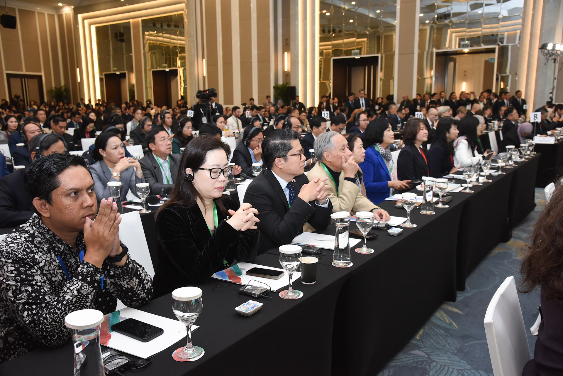 Các đại biểu tham dự phiên họp.