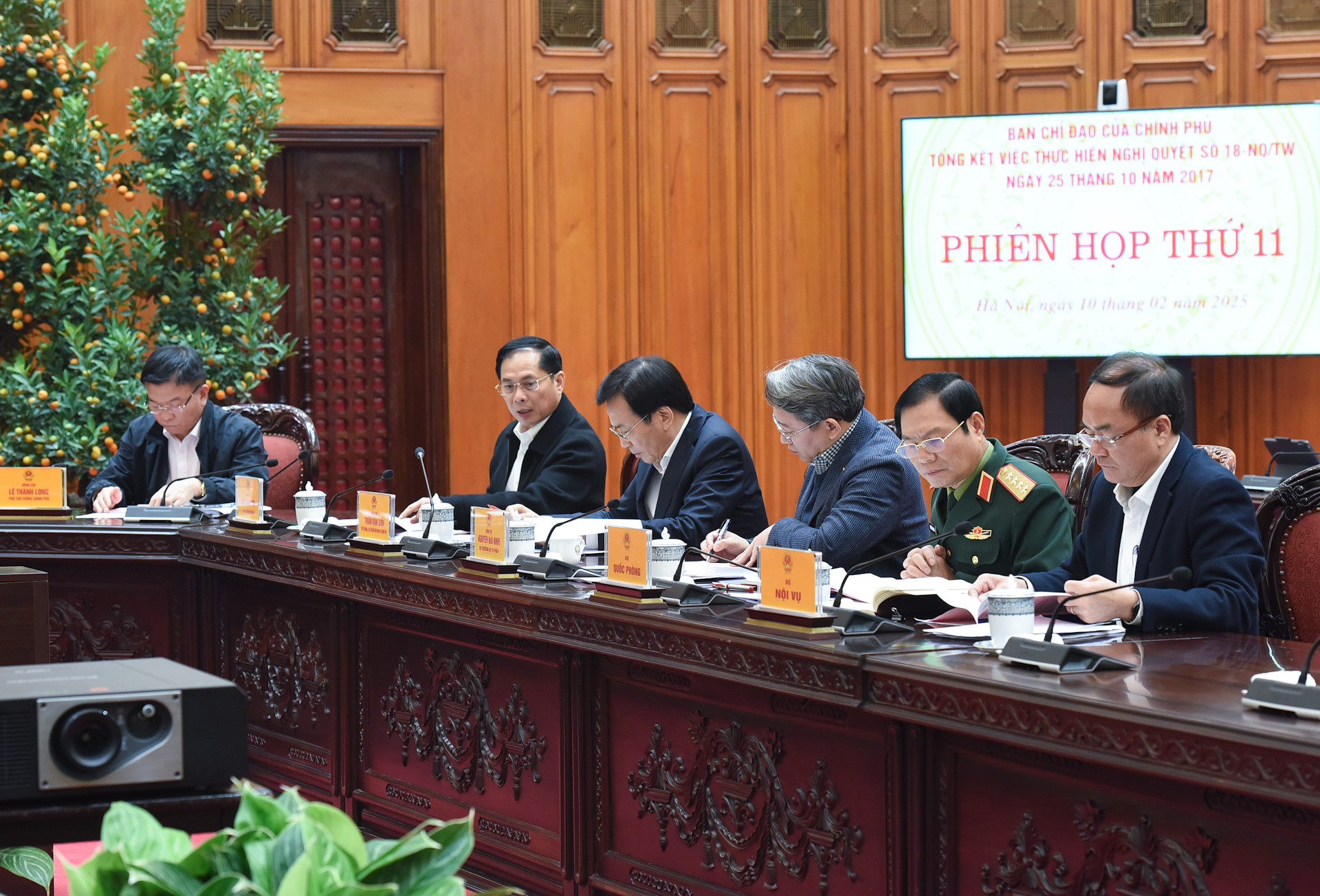 Các đồng chí Phó Thủ tướng và lãnh đạo các bộ, ban, ngành tham dự phiên họp.