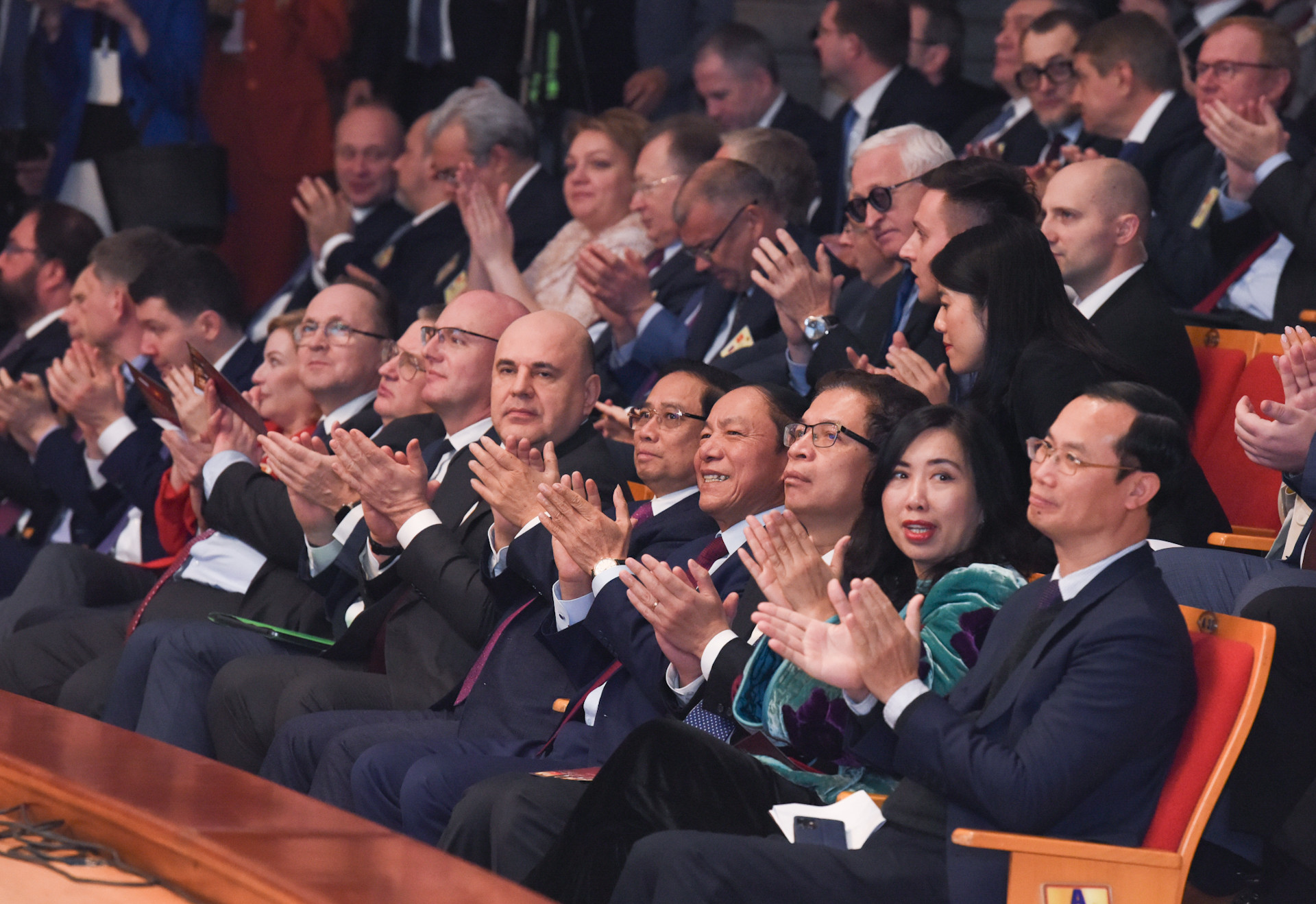 Thủ tướng Phạm Minh Chính và Thủ tướng Nga Mikhail Mishustin thưởng thức chương trình biểu diễn nghệ thuật tại Học viện Âm nhạc. Thủ tướng Phạm Minh Chính và Thủ tướng Nga Mikhail Mishustin thưởng thức chương trình biểu diễn nghệ thuật tại Học viện Âm nhạc.