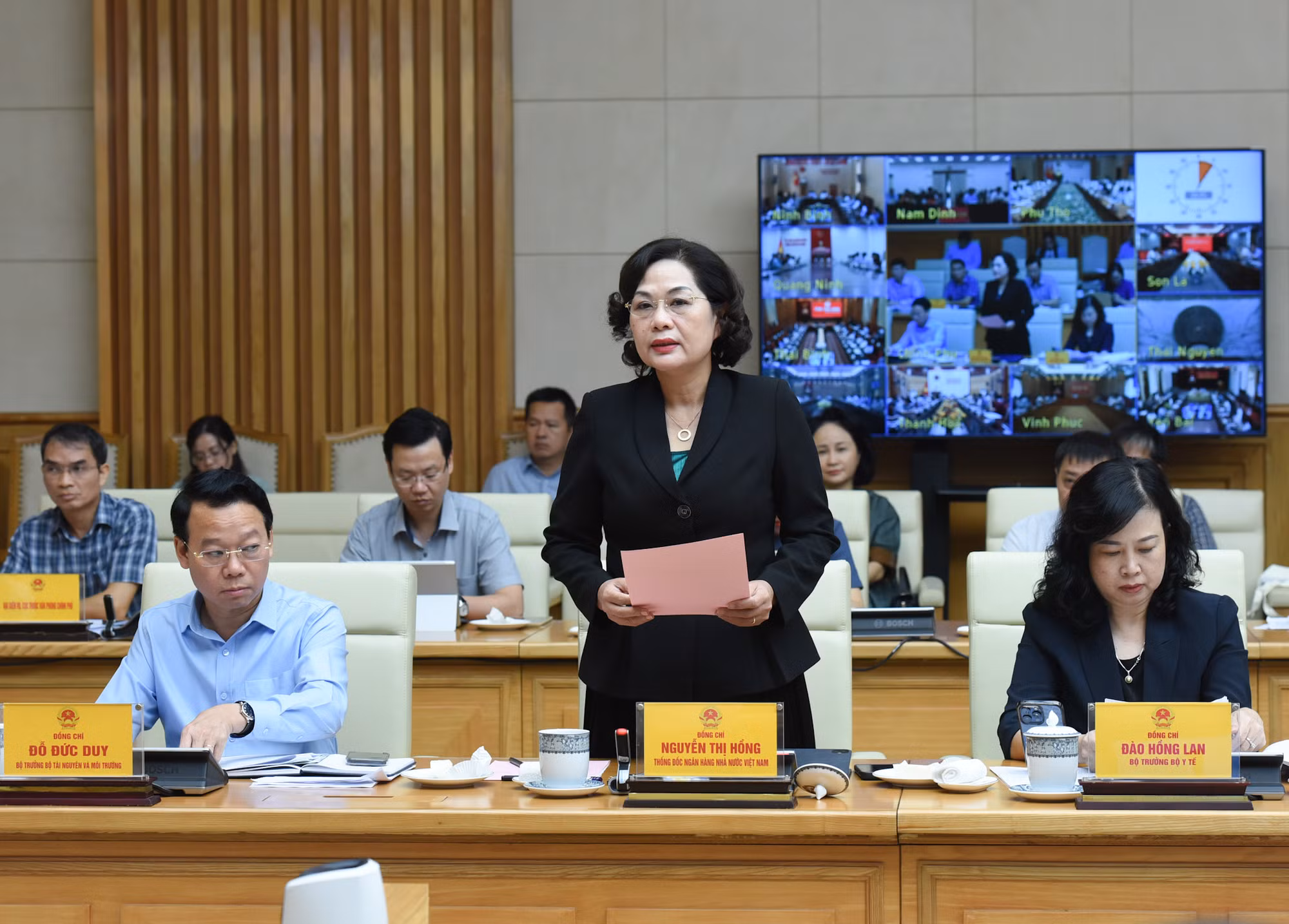 Thống đốc Ngân hàng Nhà nước Việt Nam Nguyễn Thị Hồng cho hay: Đến ngày 25/9, dư nợ bị ảnh hưởng của bão số 3 của tất cả các tỉnh, thành phố là 165.000 tỷ đồng, hơn 94.000 khách hàng chịu ảnh hưởng. Thống đốc Ngân hàng Nhà nước Việt Nam Nguyễn Thị Hồng cho hay: Đến ngày 25/9, dư nợ bị ảnh hưởng của bão số 3 của tất cả các tỉnh, thành phố là 165.000 tỷ đồng, hơn 94.000 khách hàng chịu ảnh hưởng.