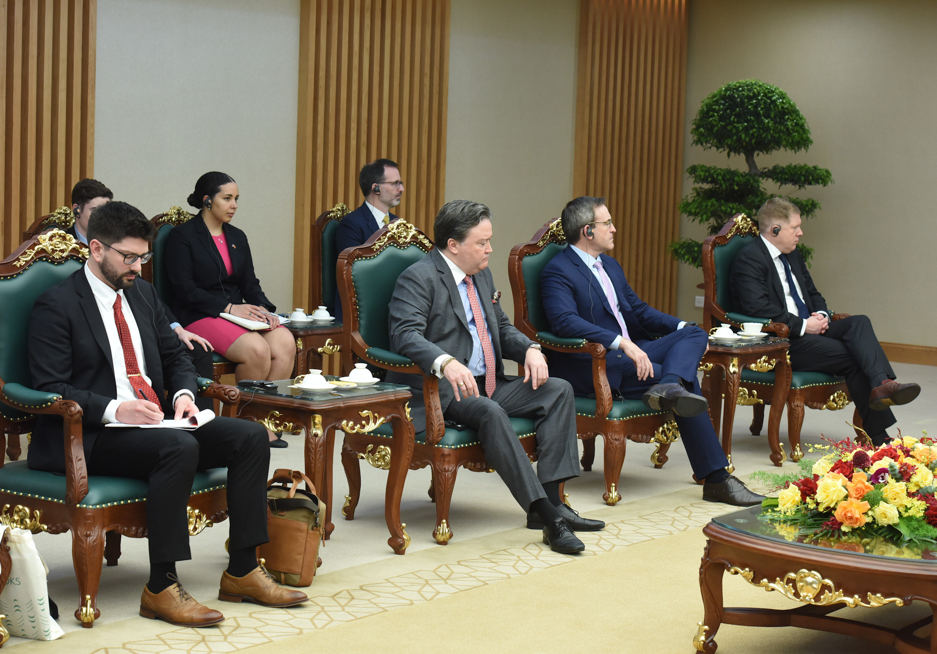 Các thành viên đi cùng bà Reva Price tham dự buổi tiếp.