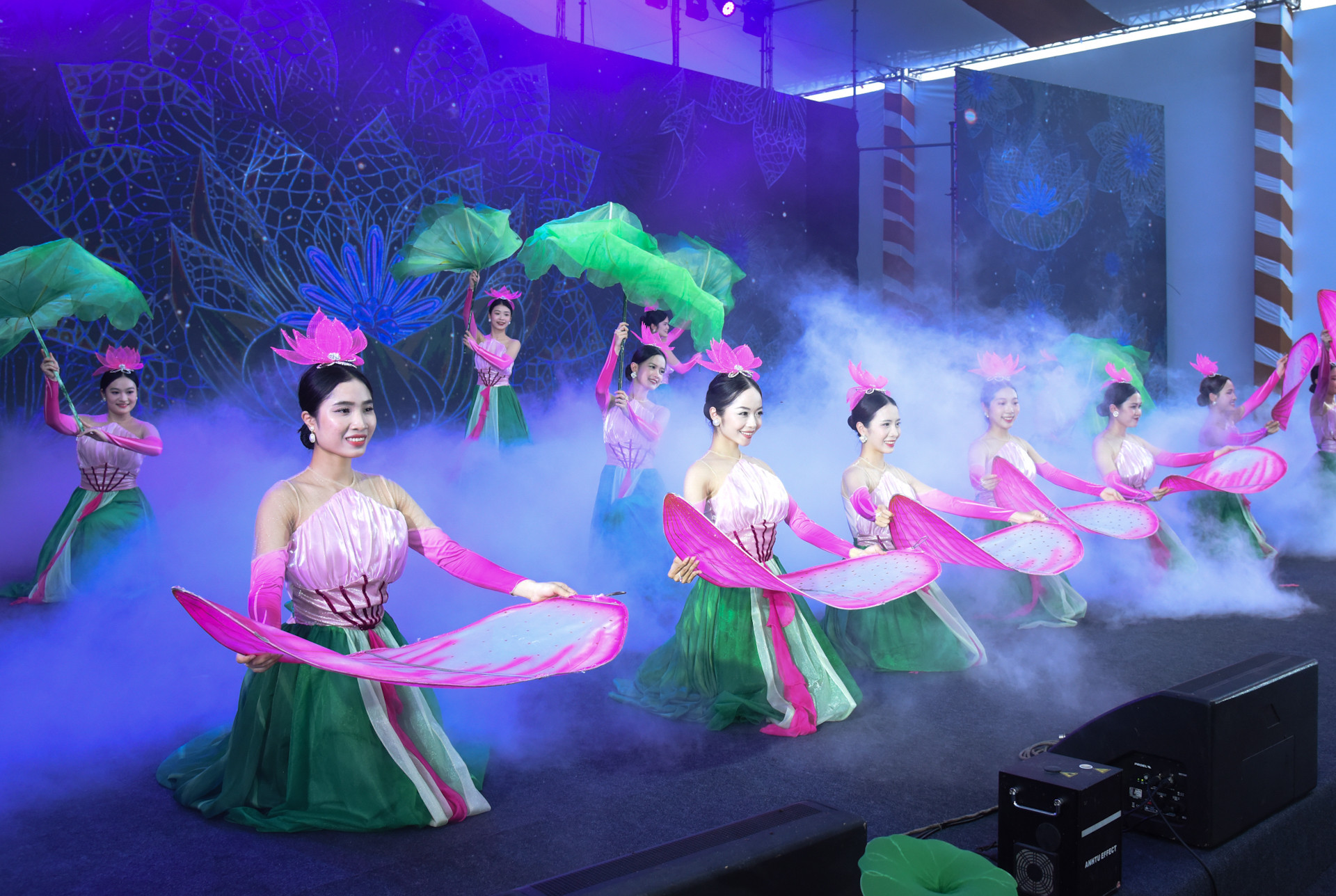 Chương trình biểu diễn nghệ thuật mở đầu cho lễ khởi công dự án.