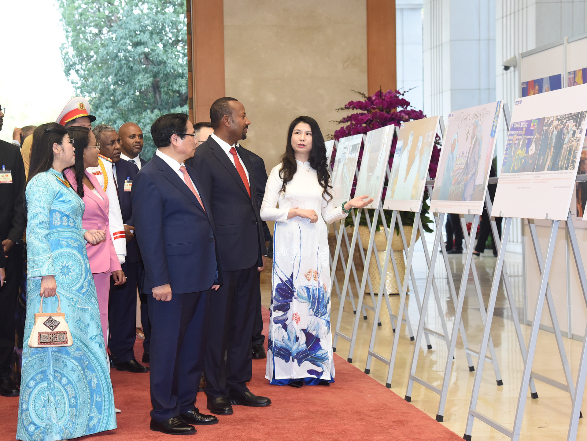 Thủ tướng Phạm Minh Chính và Phu nhân cùng Thủ tướng Ethiopia Abiy Ahmed Ali và Phu nhân xem những hình ảnh về hợp tác giữa hai nước.