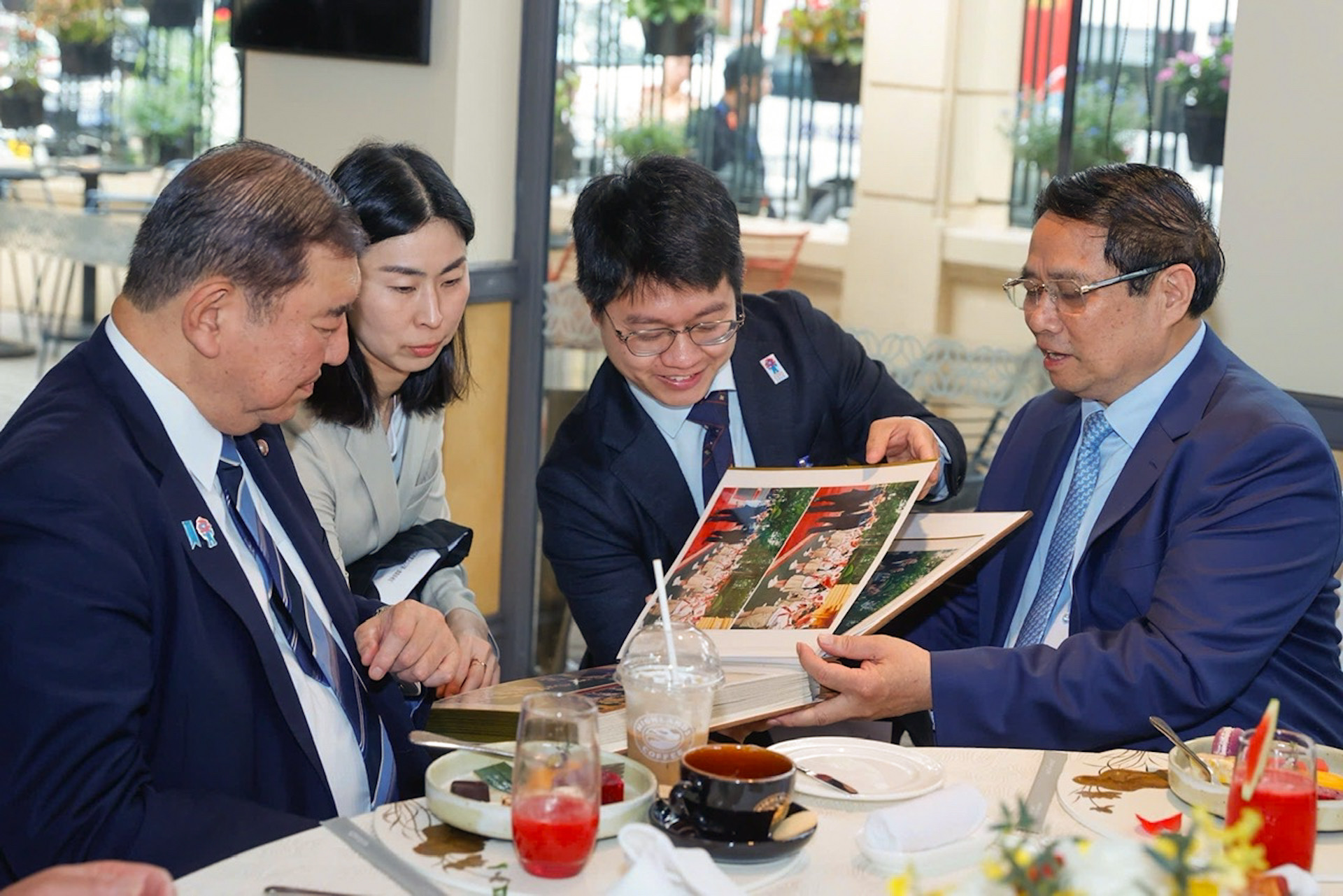 Thủ tướng Phạm Minh Chính và Phu nhân tặng Thủ tướng Nhật Bản Ishiba Shigeru và Phu nhân cuốn album ảnh những ngày thăm Việt Nam.