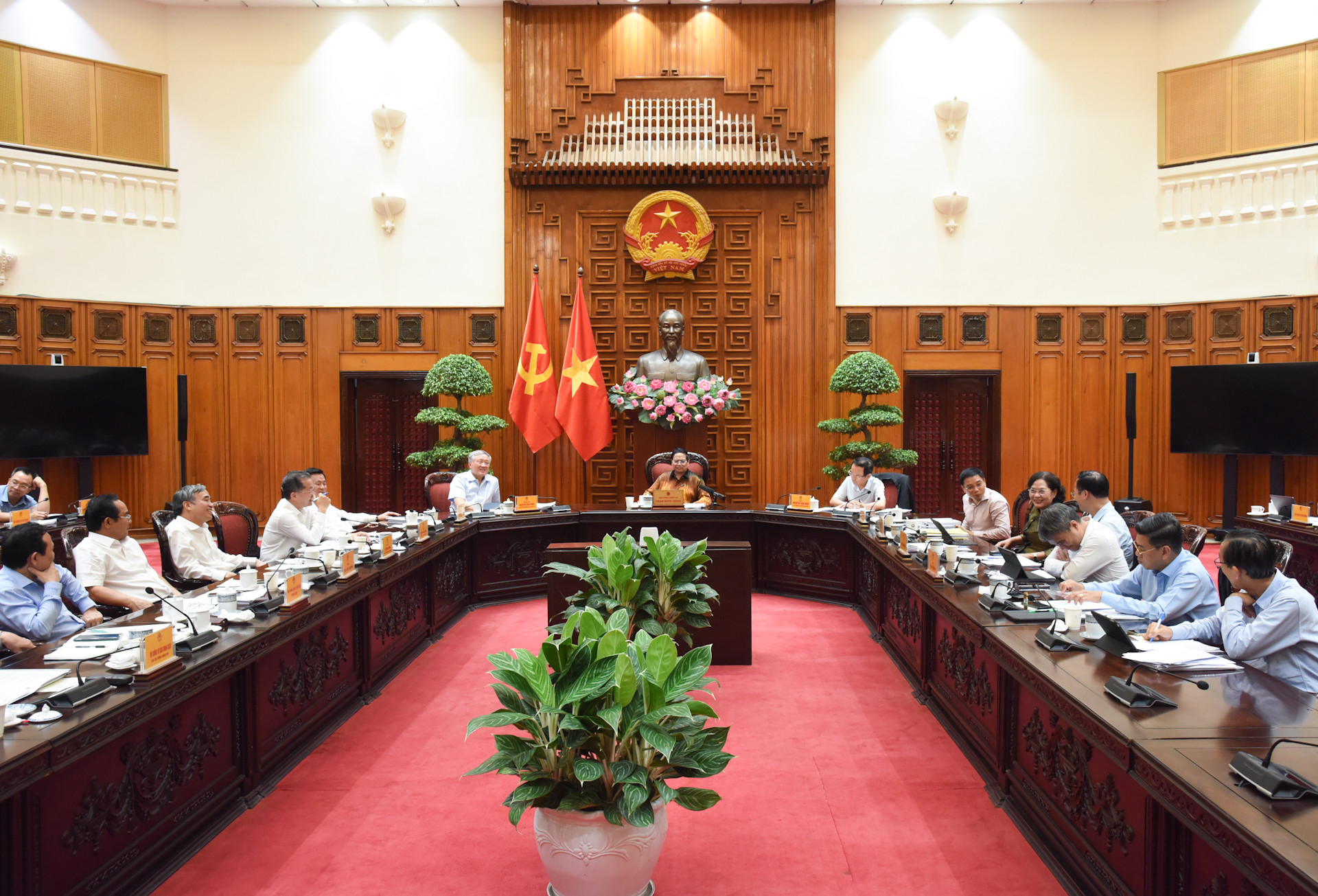 [Ảnh] Thủ tướng Phạm Minh Chính chủ trì họp về dự thảo Nghị quyết của Quốc hội về Trung tâm tài chính quốc tế tại Việt Nam ảnh 3