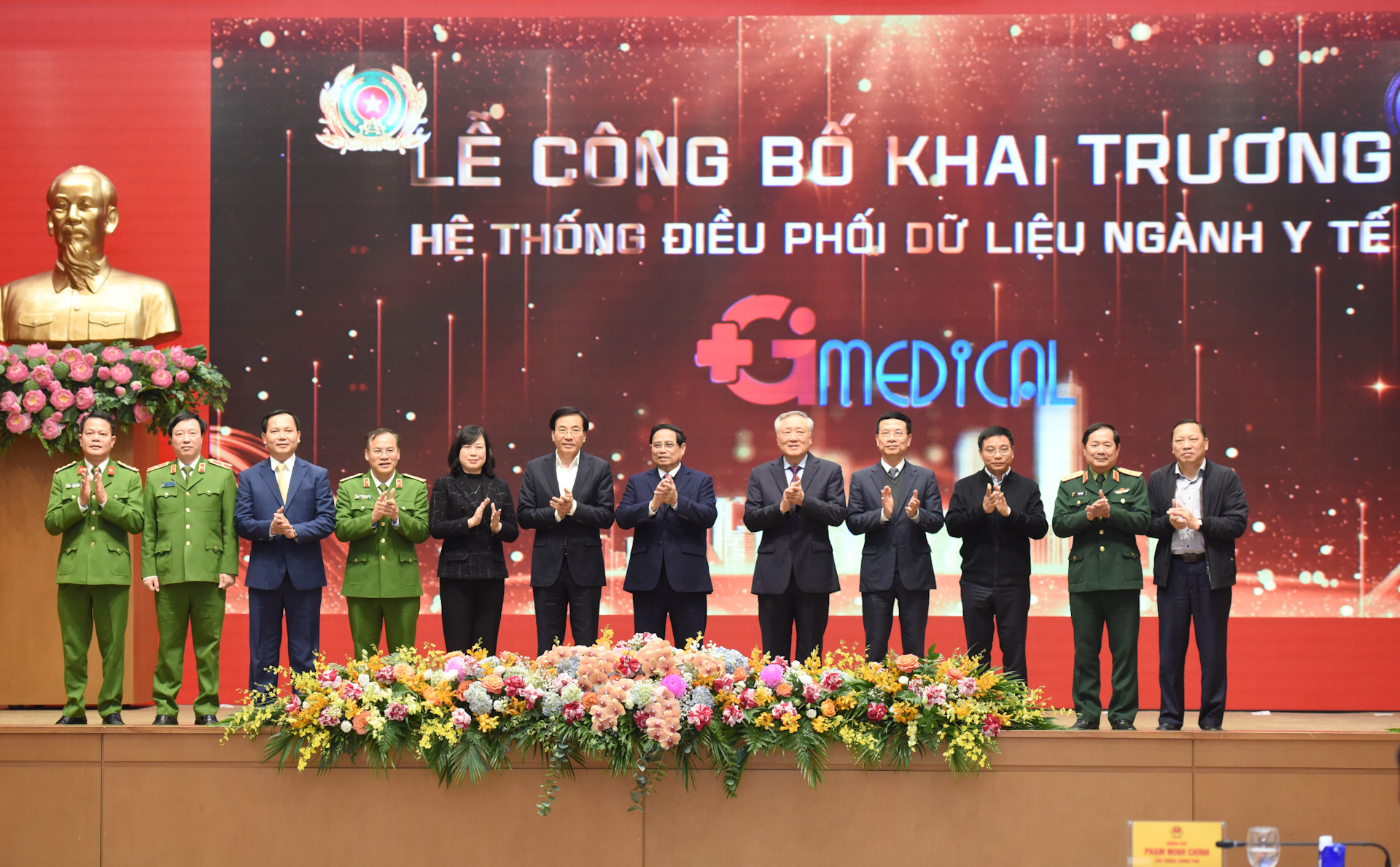 Thủ tướng Phạm Minh Chính và các đại biểu thực hiện nghi thức khai trương thí điểm Hệ thống điều phối dữ liệu y tế. Thủ tướng Phạm Minh Chính và các đại biểu thực hiện nghi thức khai trương thí điểm Hệ thống điều phối dữ liệu y tế.