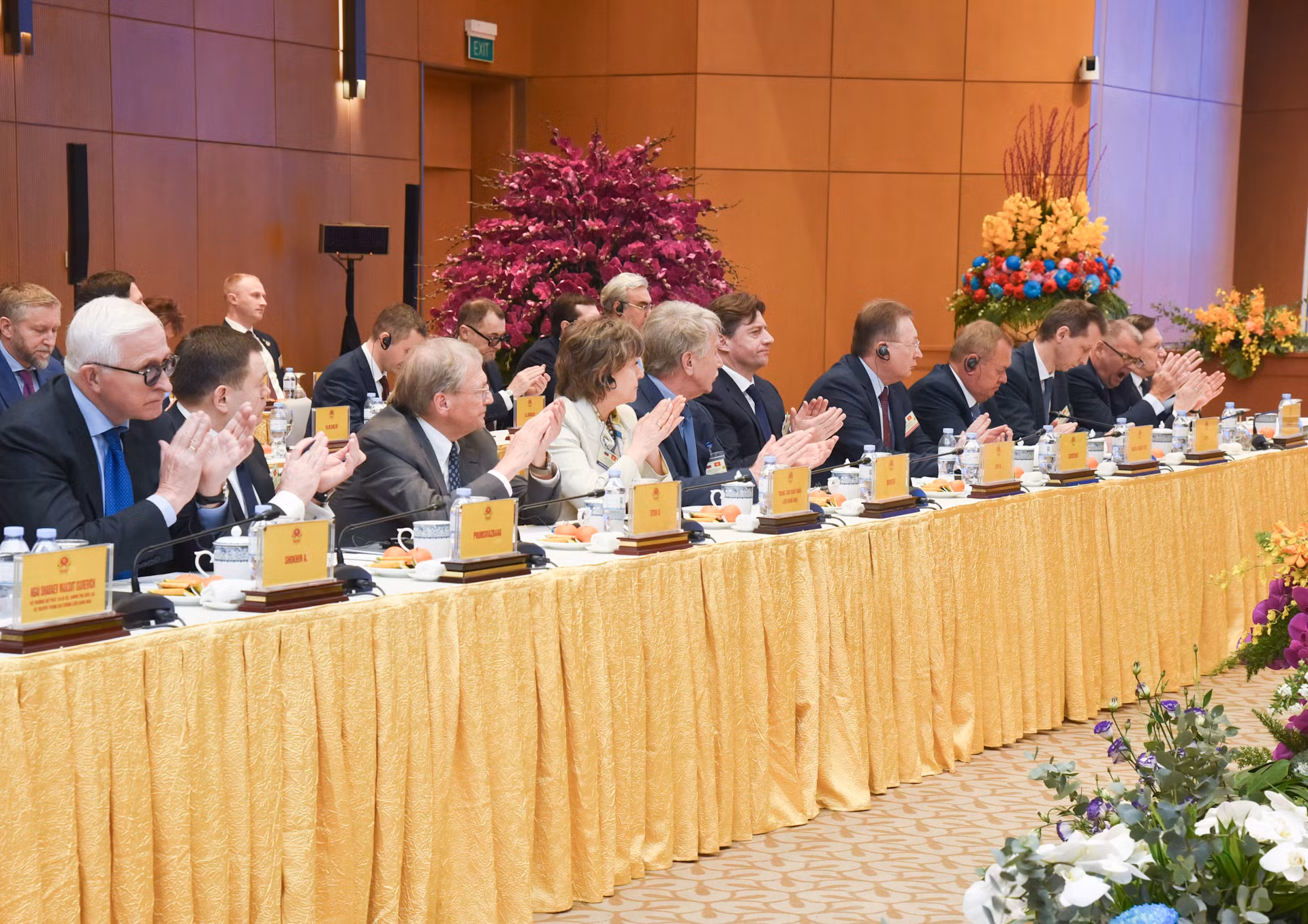 Các thành viên đi cùng Thủ tướng Liên bang Nga tham dự buổi đối thoại.