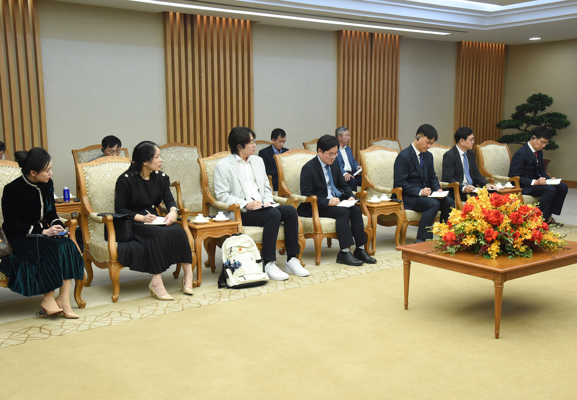 Các thành viên đi cùng đoàn với ông Choi Joo Ho, Tổng Giám đốc Samsung Việt Nam chuẩn bị kết thúc nhiệm kỳ và ông Na Ki Hong - người kế nhiệm.