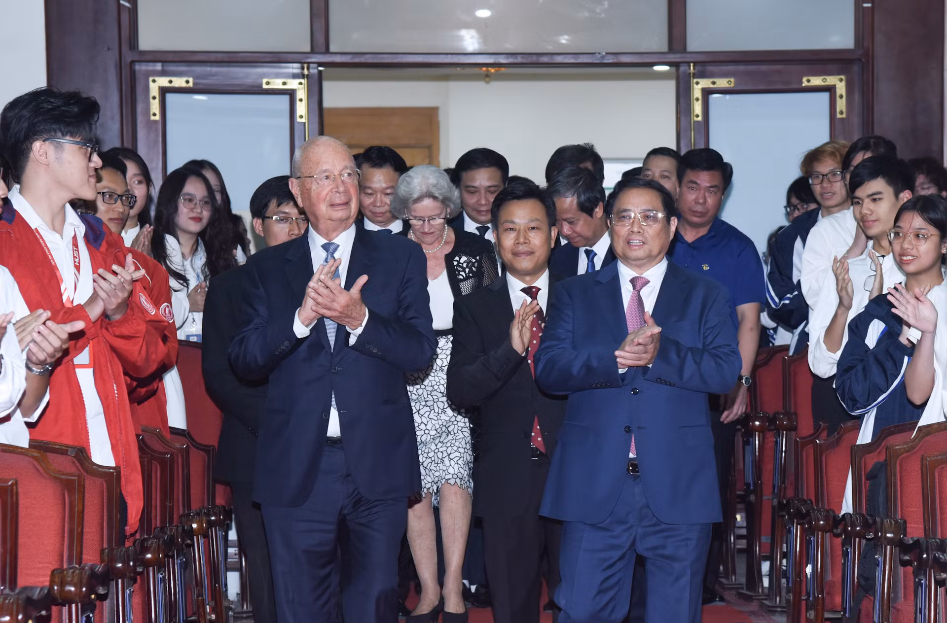 Thủ tướng Phạm Minh Chính cùng Giáo sư Klaus Schwab, Nhà sáng lập kiêm Chủ tịch WEF giao lưu, đối thoại với sinh viên các trường đại học.