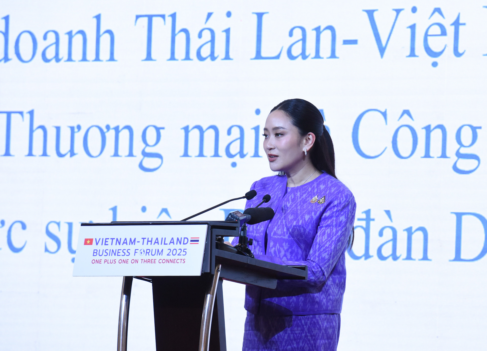 Thủ tướng Vương quốc Thái Lan Paetongtarn Shinawatra phát biểu tại Diễn đàn Doanh nghiệp Việt Nam-Thái Lan 2025.