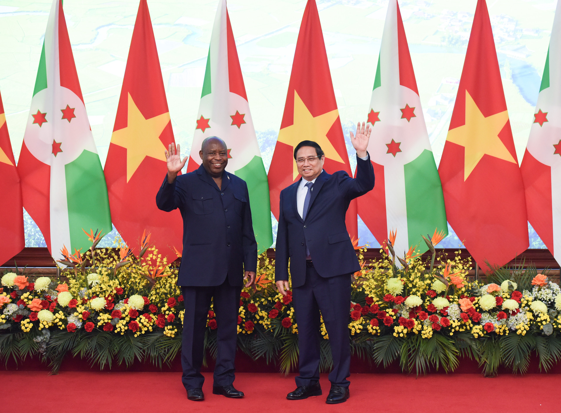 Thủ tướng Phạm Minh Chính và Tổng thống nước Cộng hòa Burundi Evariste Ndayishimiye vẫy chào các cơ quan thông tấn báo chí.