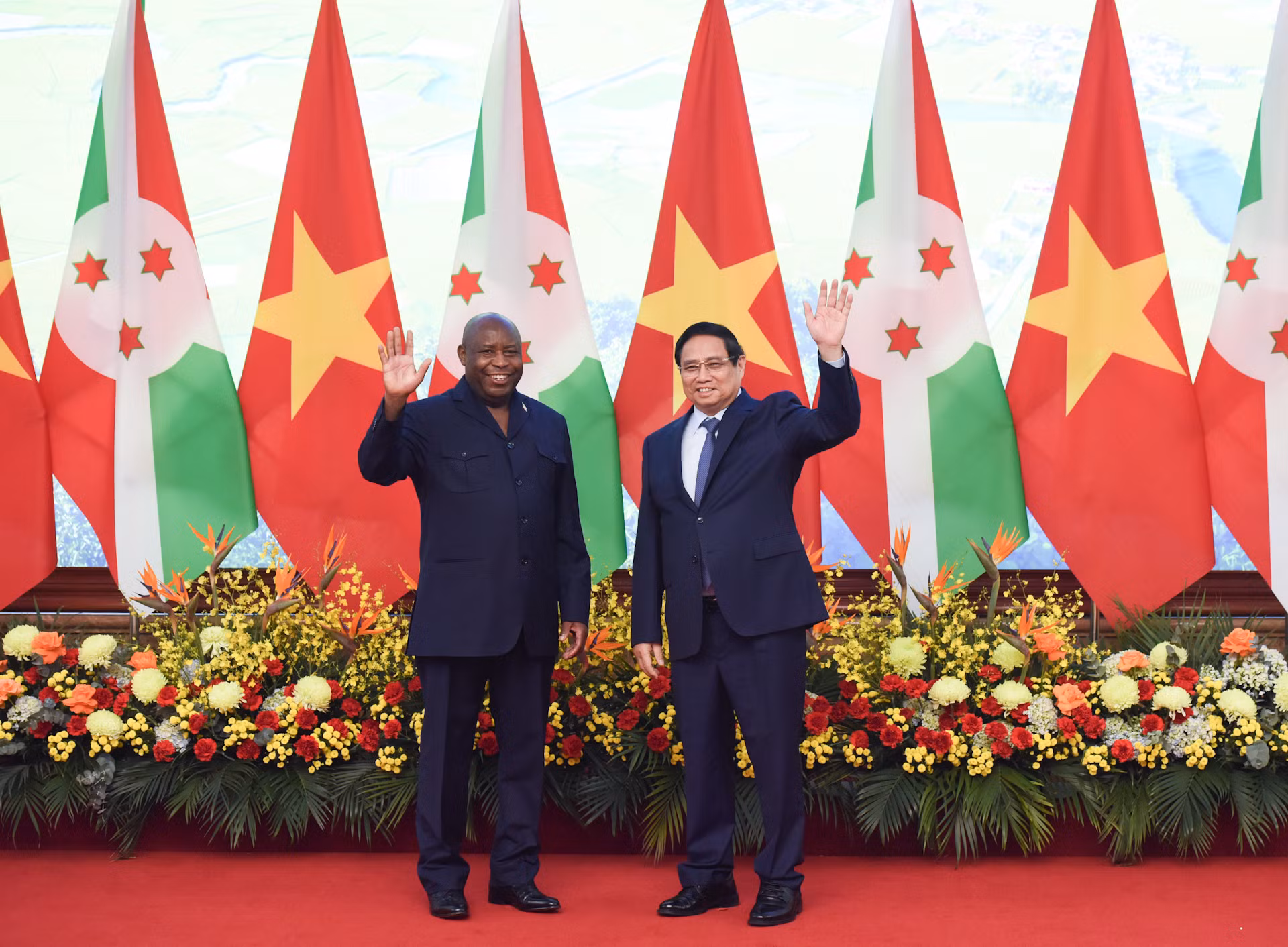 Thủ tướng Phạm Minh Chính và Tổng thống nước Cộng hòa Burundi Evariste Ndayishimiye vẫy chào các cơ quan thông tấn báo chí.