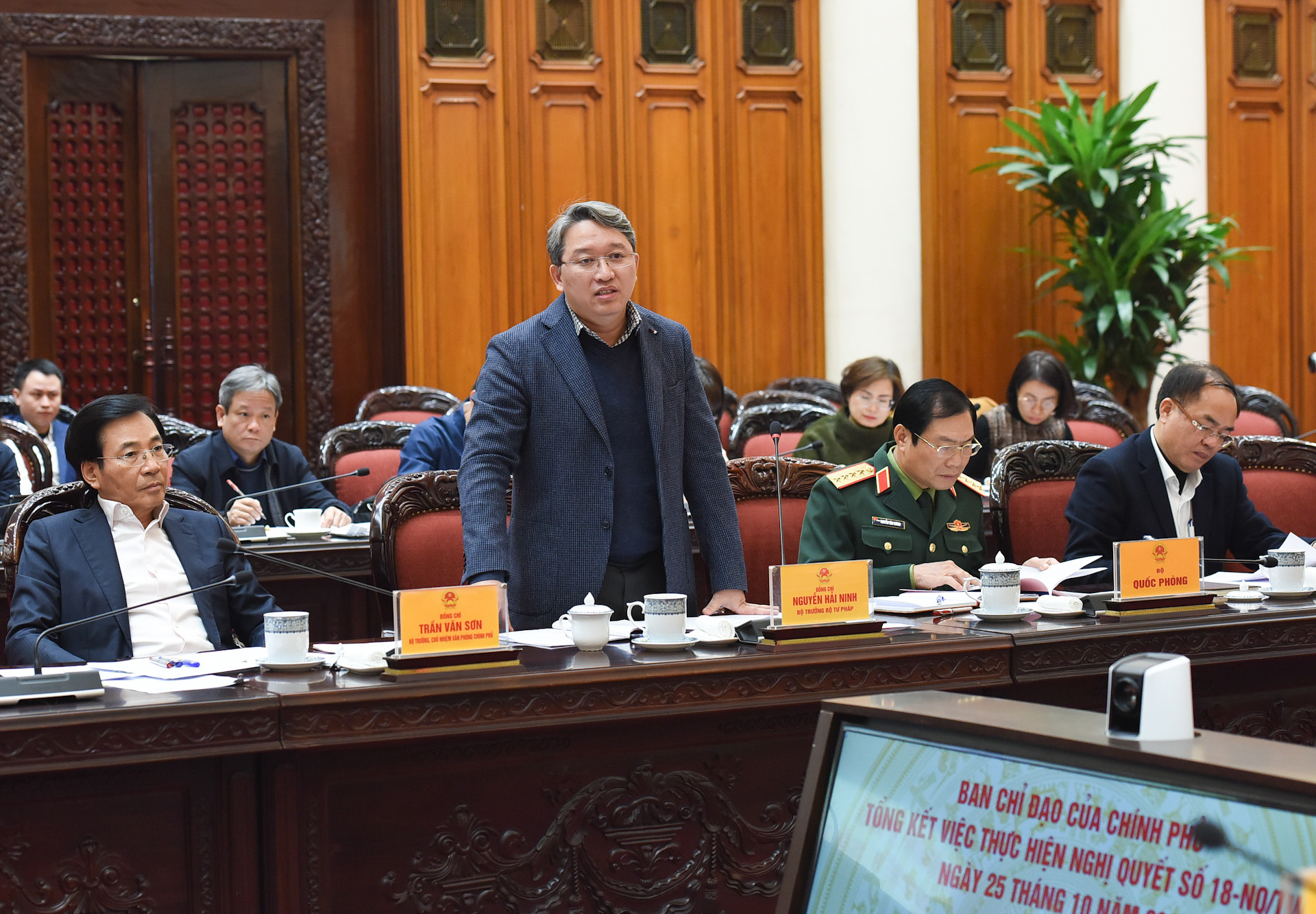 Bộ trưởng Tư pháp Nguyễn Hải Ninh phát biểu tại phiên họp.