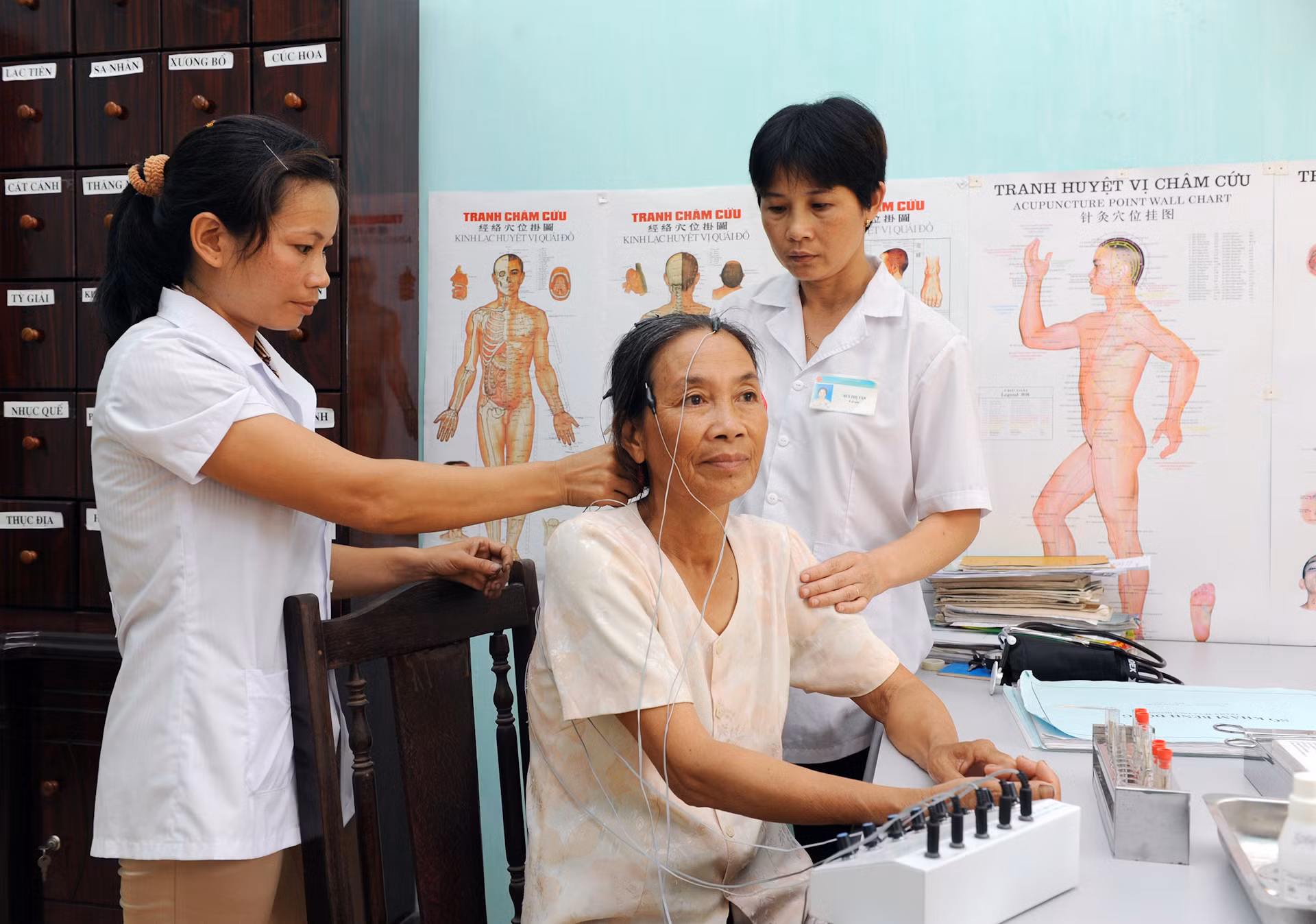 Người dân xã Thụy Hương, huyện Chương Mỹ, Hà Nội thăm khám và điều trị tại trạm y tế xã.