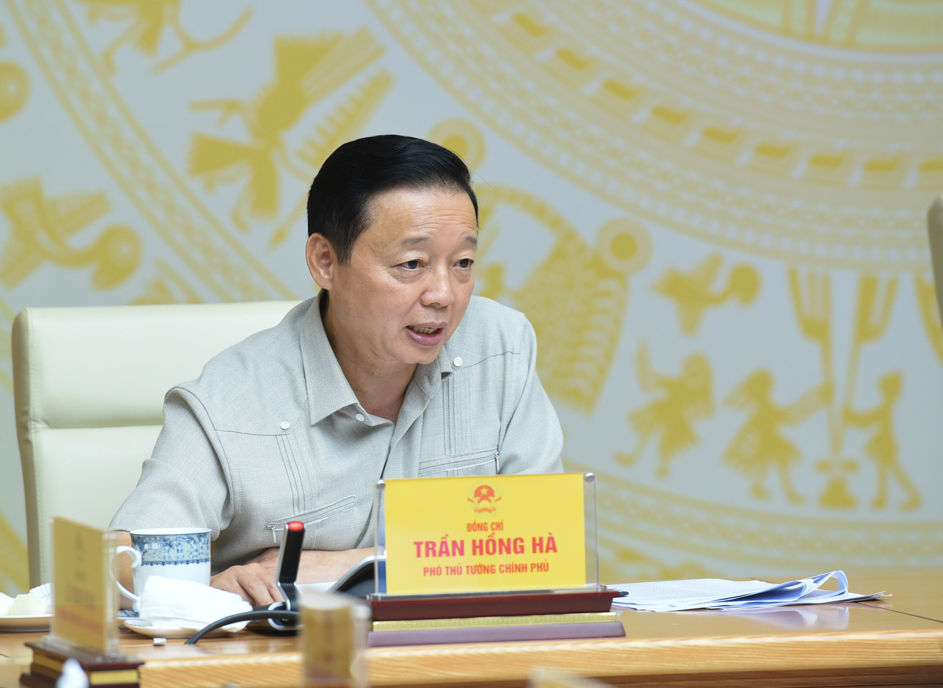 Thay mặt Thủ tướng Chính phủ, Phó Thủ tướng Trần Hồng Hà điều hành phần thảo luận tại Hội nghị.