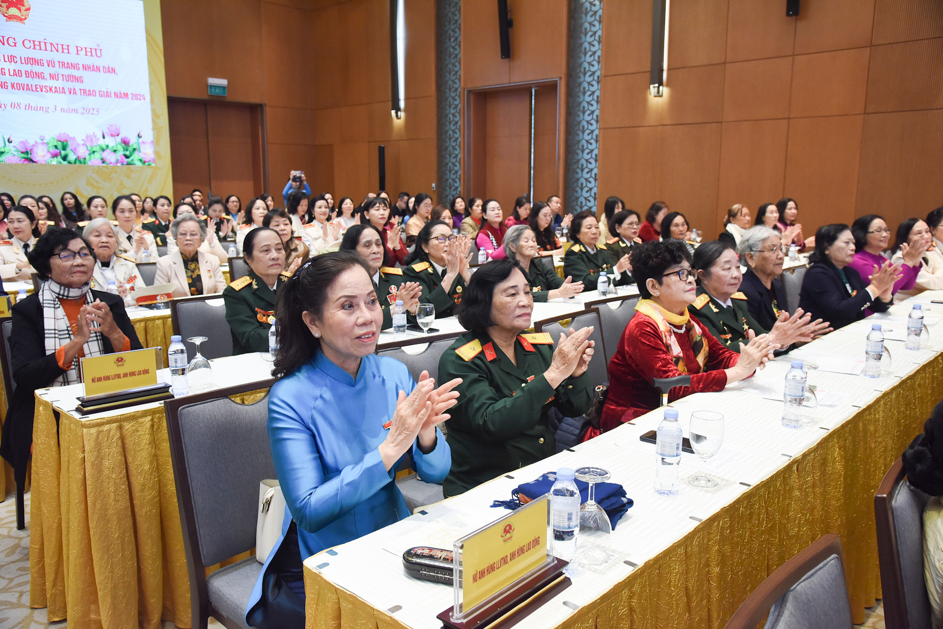 Các đại biểu nữ Anh hùng Lực lượng vũ trang nhân dân, nữ Anh hùng Lao động tham dự buổi gặp.