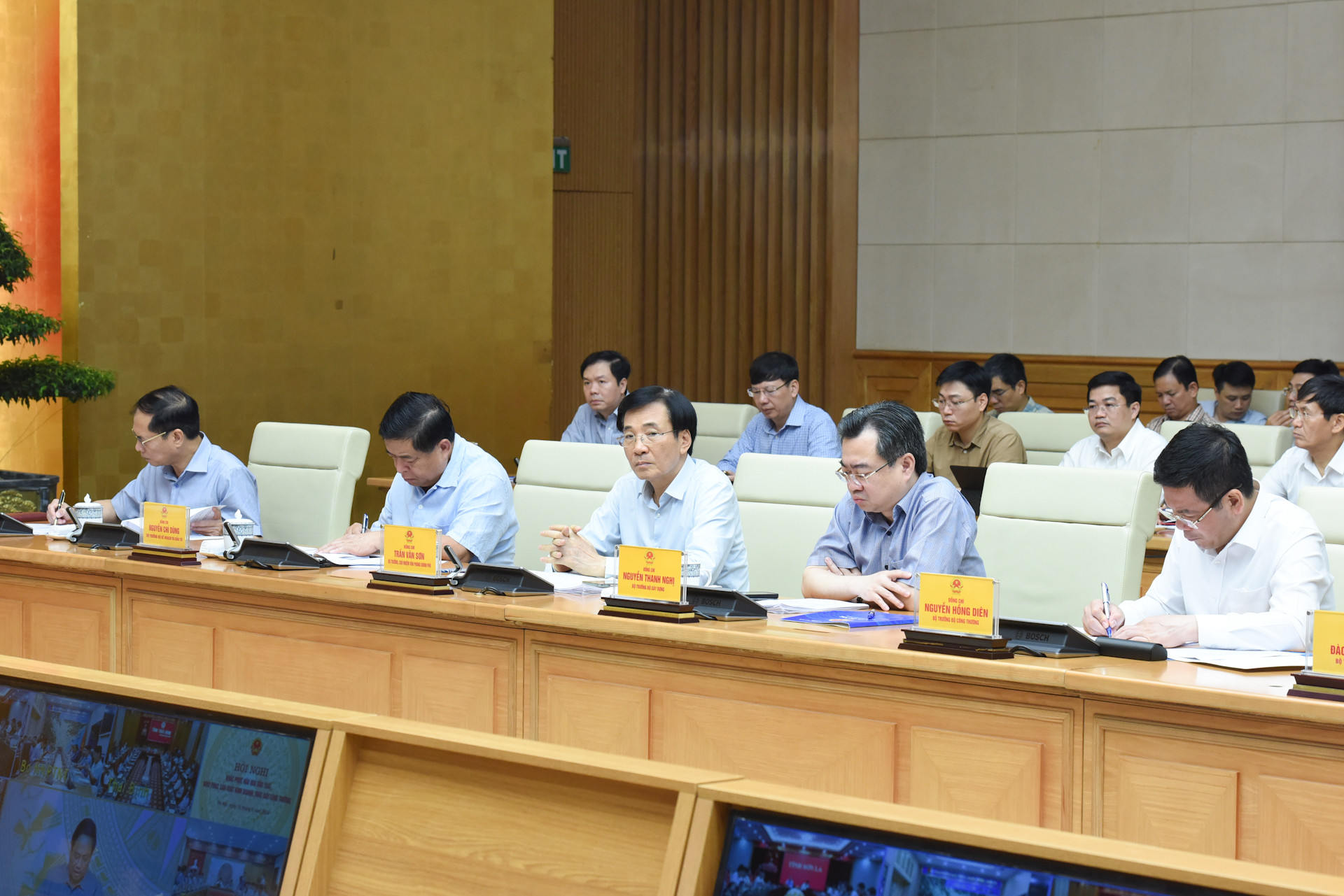 Các đồng chí Phó Thủ tướng, Bộ trưởng các bộ tham dự hội nghị.