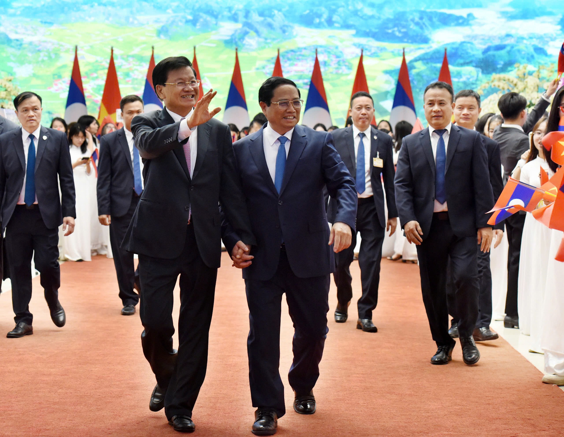 Thủ tướng Phạm Minh Chính tiễn Tổng Bí thư, Chủ tịch nước Lào Thongloun Sisoulith.