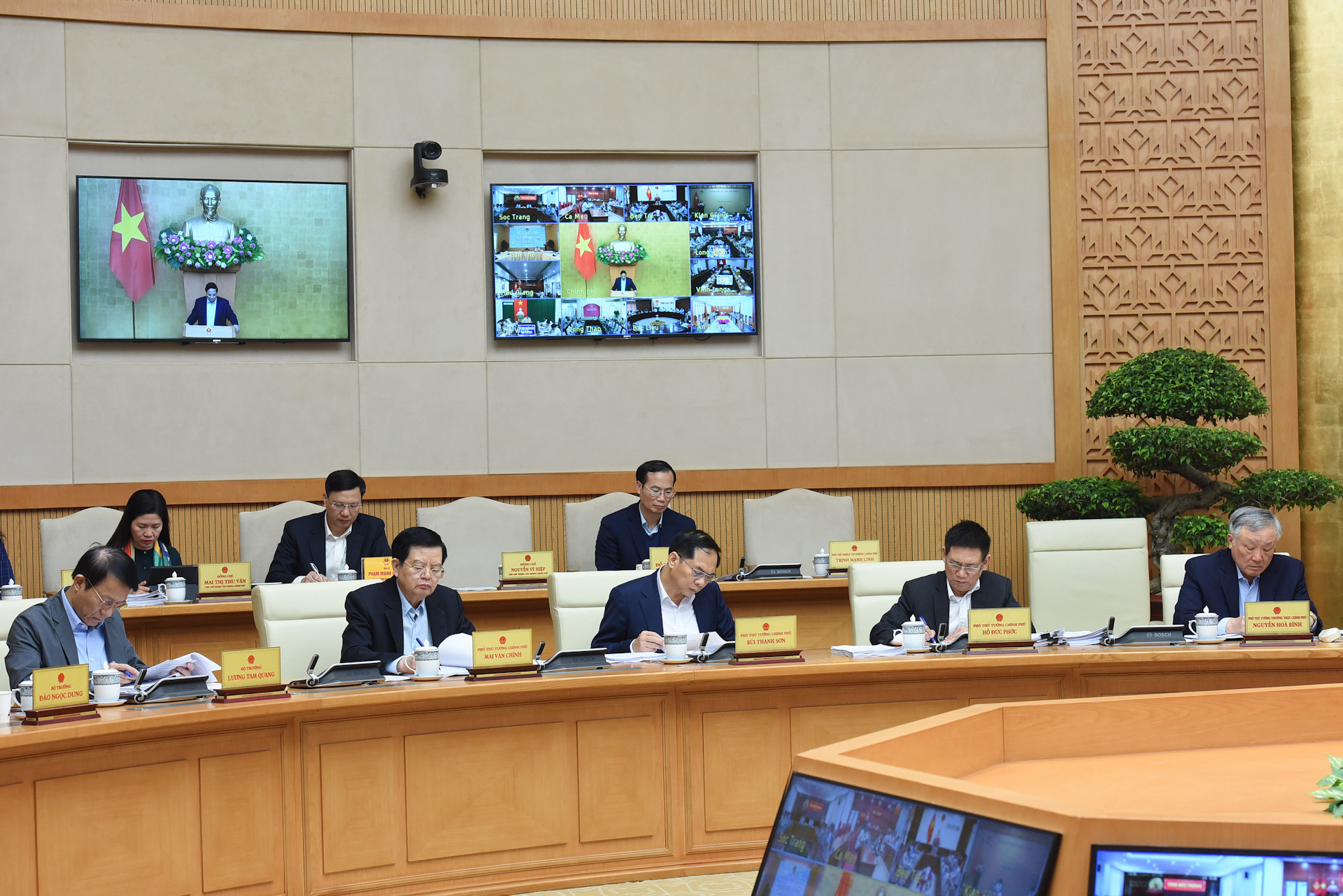 Các đồng chí Phó Thủ tướng, lãnh đạo các bộ, ban, ngành tham dự phiên họp. Các đồng chí Phó Thủ tướng, lãnh đạo các bộ, ban, ngành tham dự phiên họp.